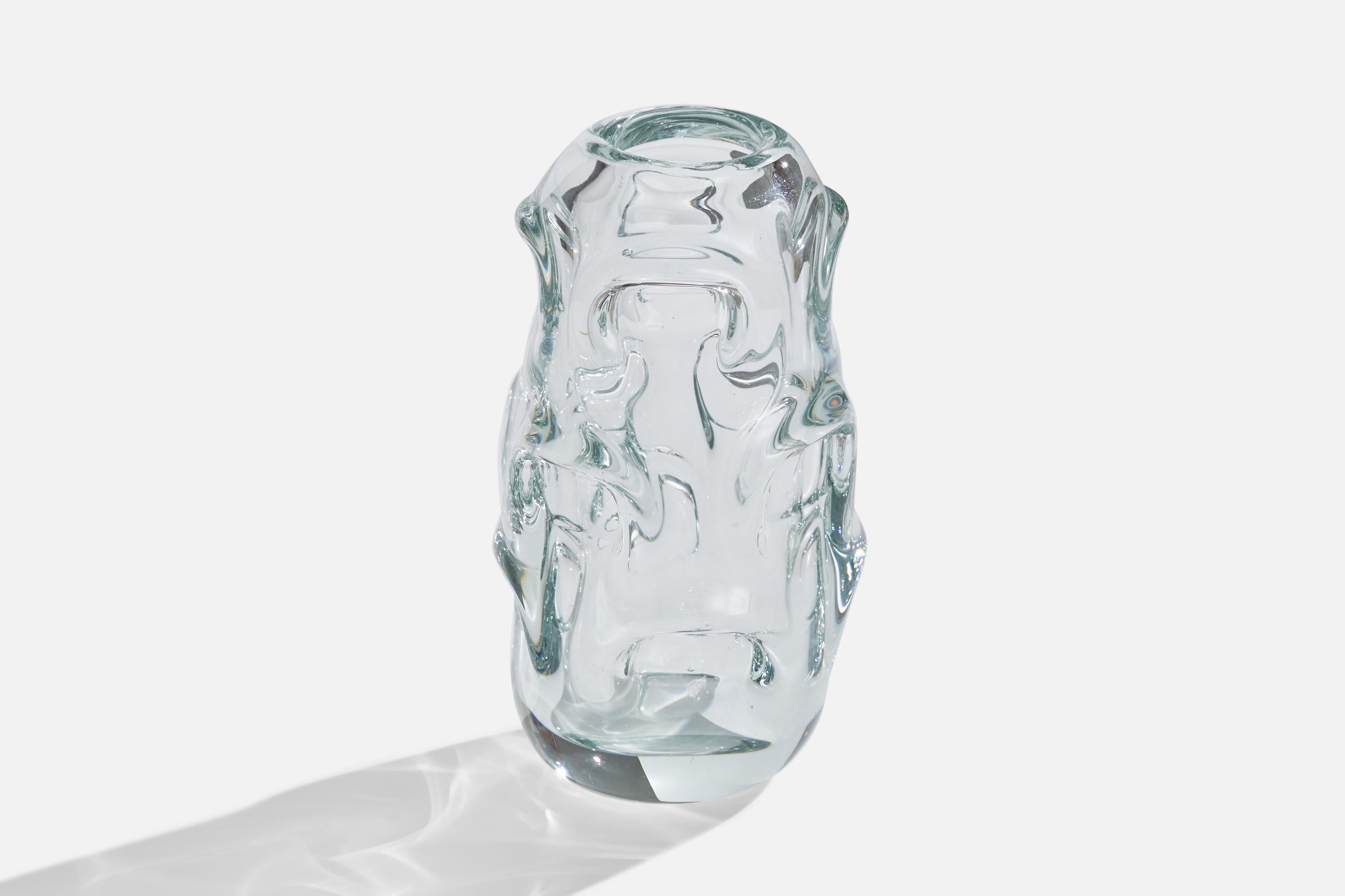 Vase organique en verre soufflé conçu par Börne Augustsson et produit par Åseda Glasbruk, Suède, vers les années 1940.