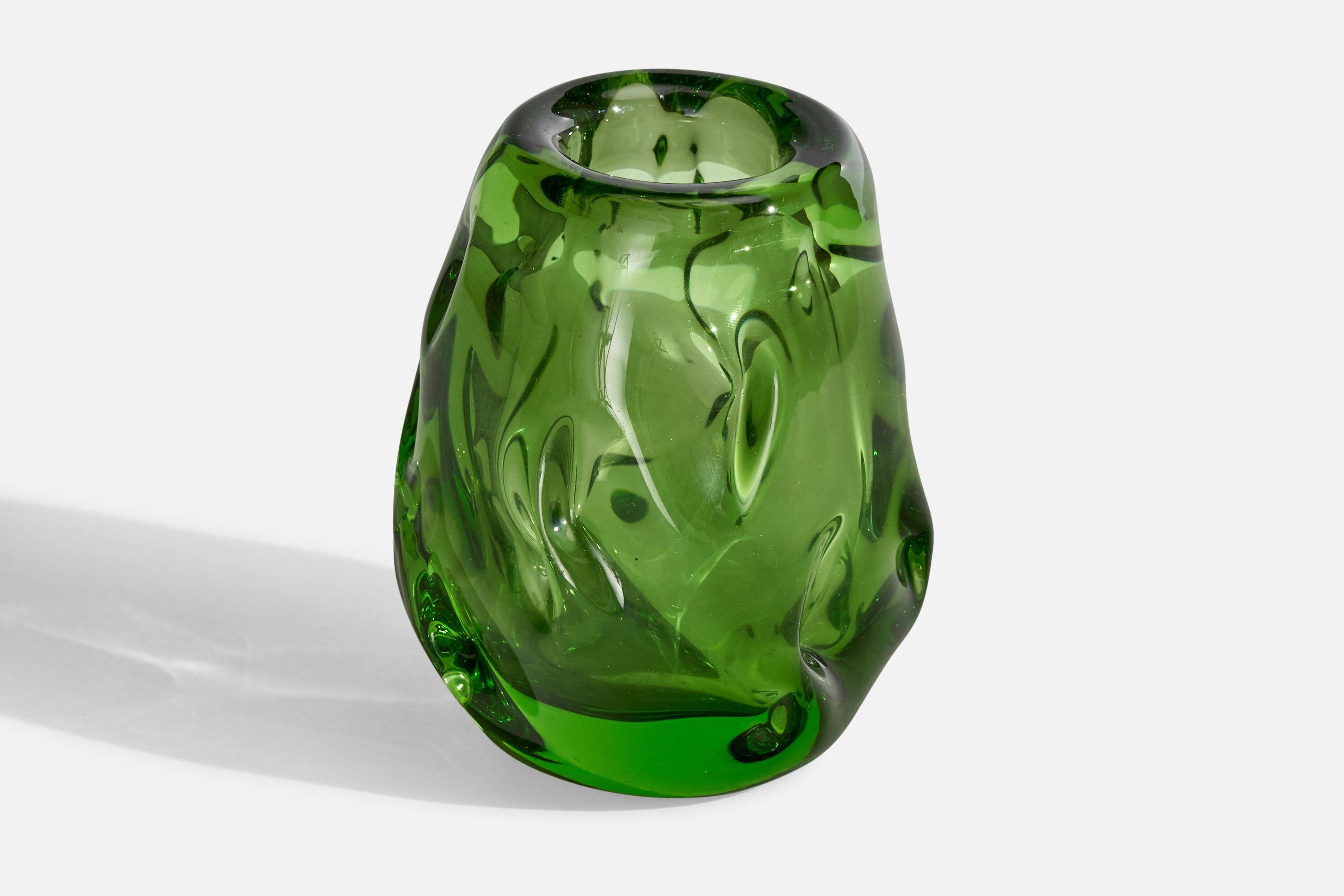 Vaso organico in vetro soffiato verde disegnato da Börne Augustsson e prodotto da Åseda Glasbruk, Svezia, anni '40 circa.
