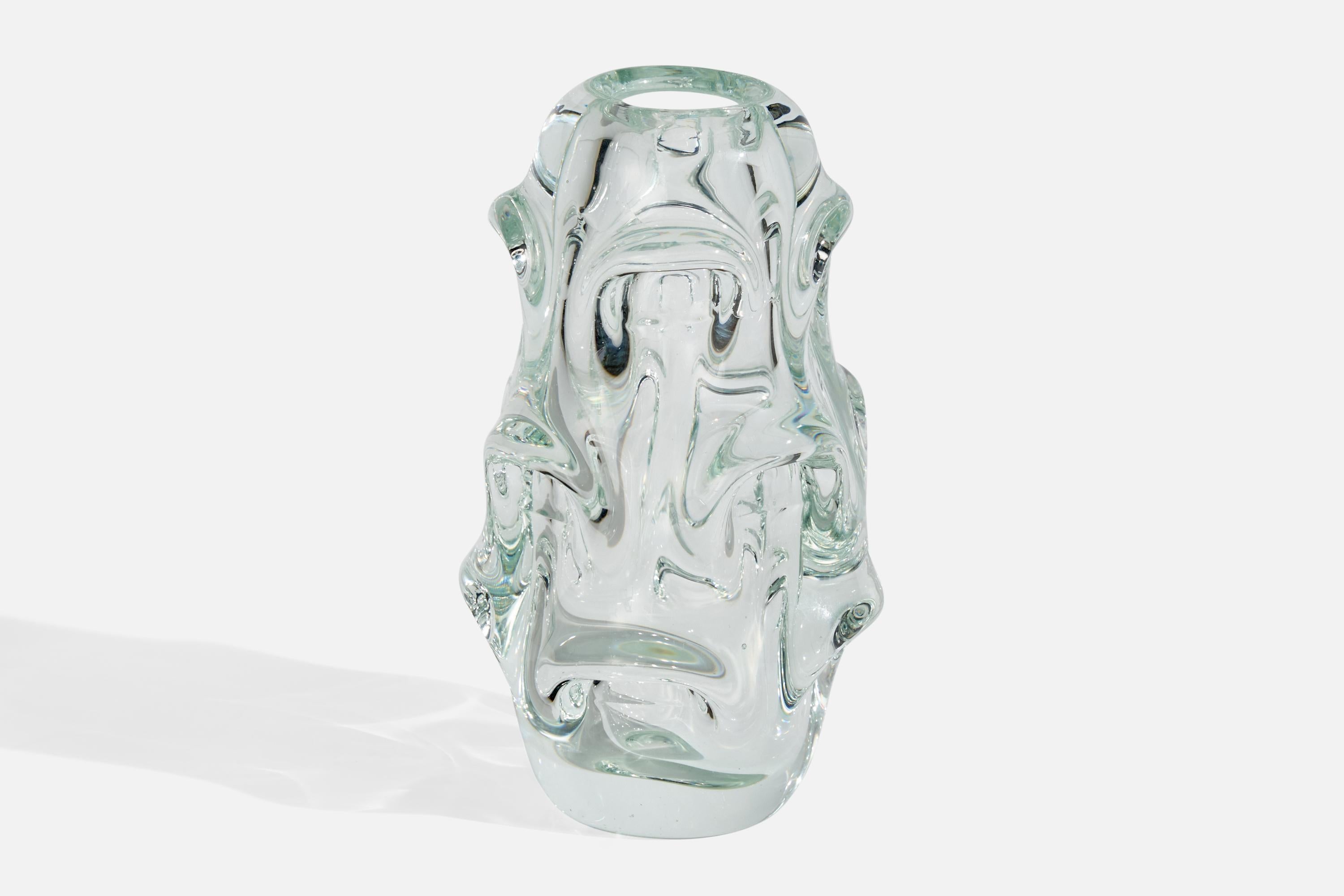 Vase organique en verre soufflé conçu par Börne Augustsson et produit par Åseda Glasbruk, Suède, vers les années 1940.
