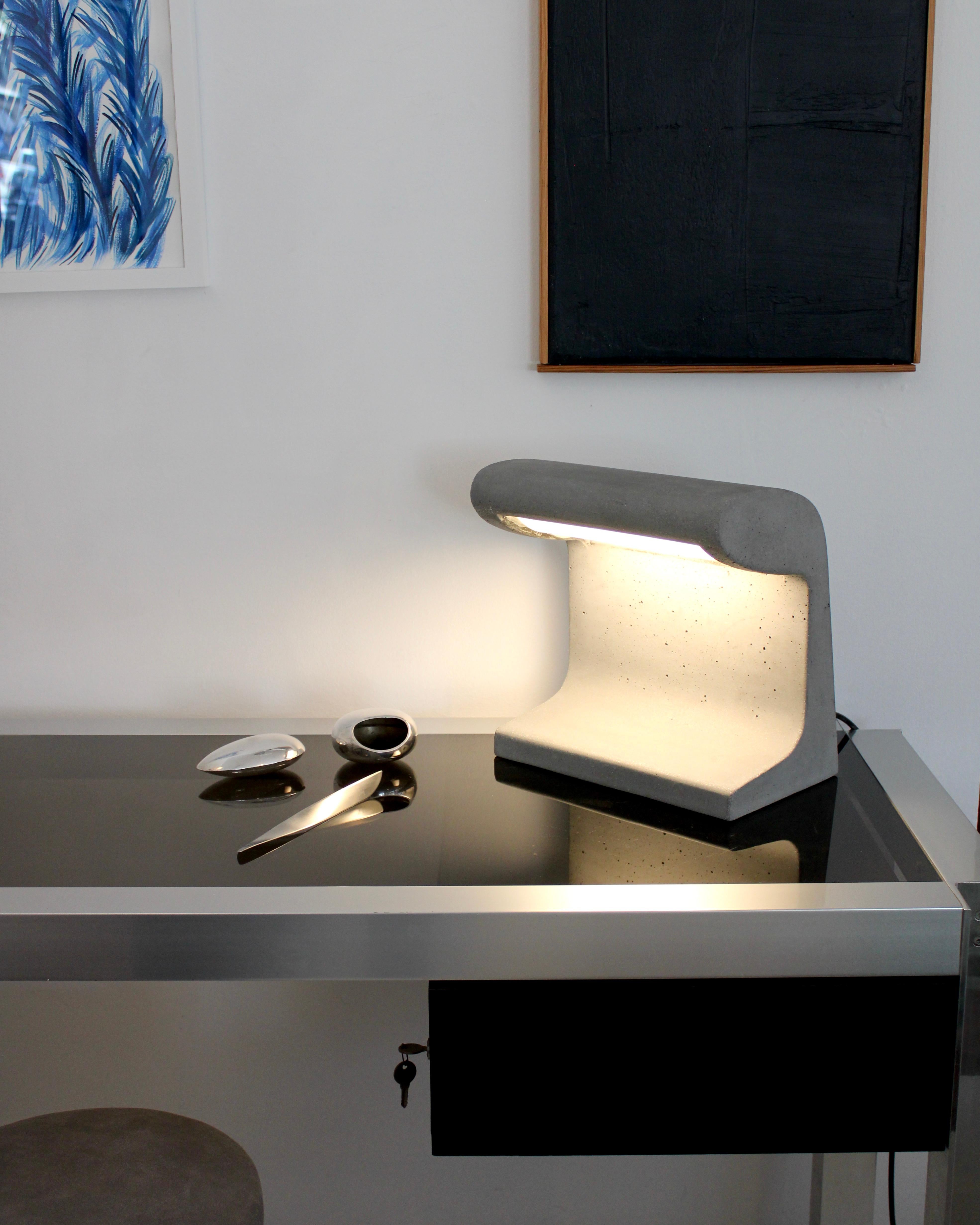 Petite lampe de bureau en béton moulé Né Bétone par Le Corbusier avec ampoule LED  en vente 9