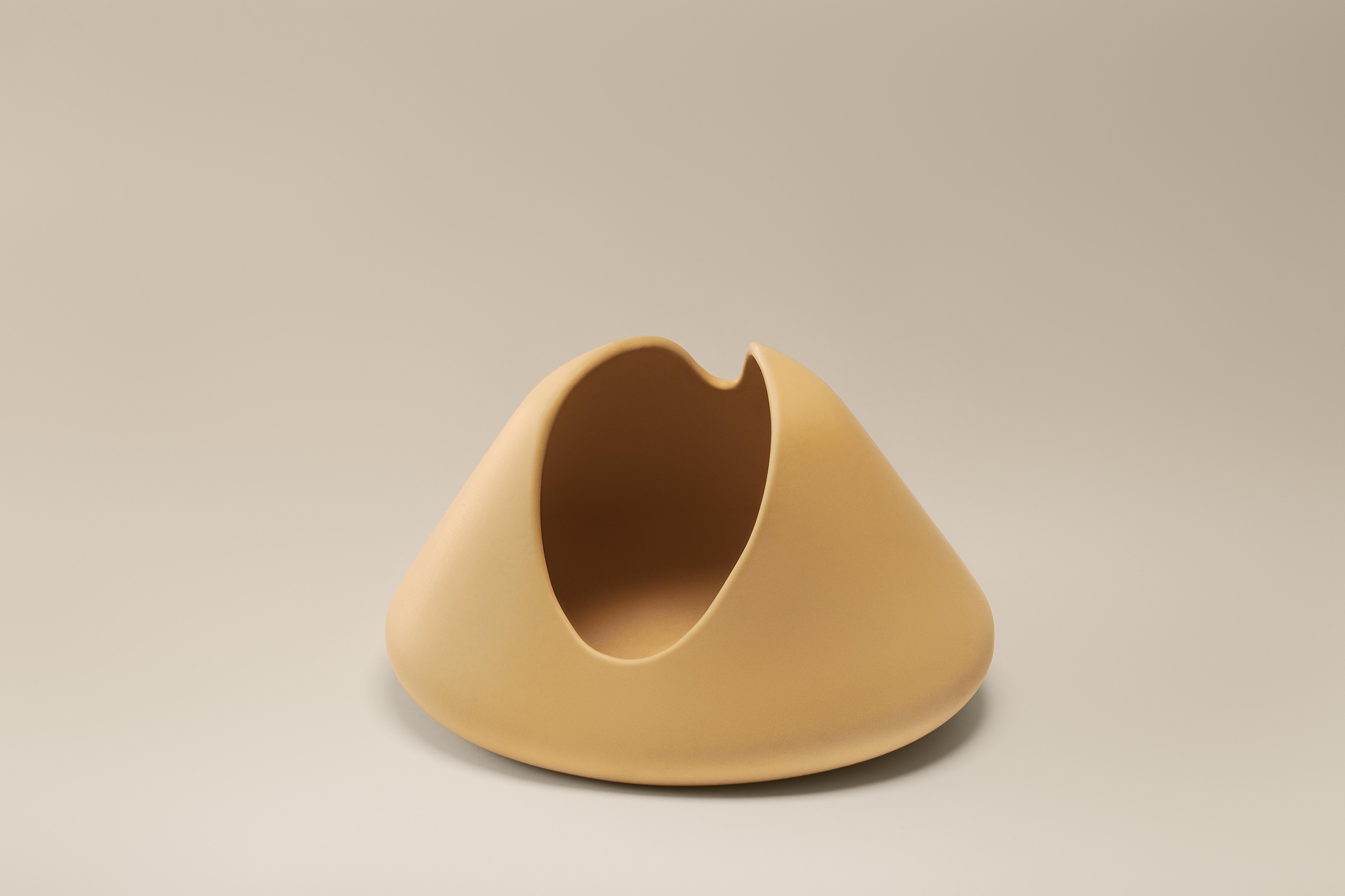 Boro-Vase von Lilia Cruz Corona Garduño
Abmessungen: B 22,3 x T 19,5 x H 13 cm
MATERIALIEN: Hochtemperatur-Keramik (Steinzeug) und keramische Glasur

Das Studio Platalea ist aus einer Leidenschaft für Kunst und Design entstanden. Wir finden es toll,