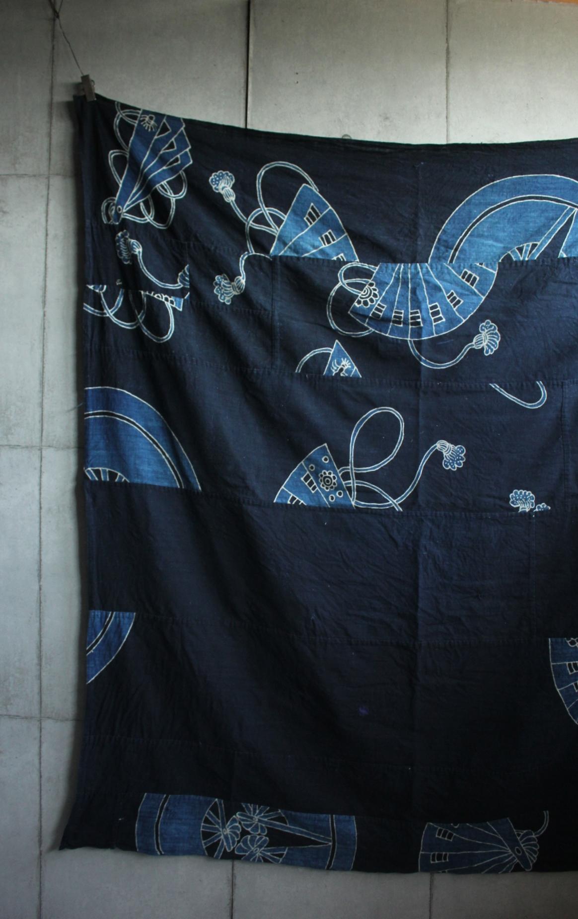 size : 1600×1800㎜ 600g ※Il ne s'agit pas d'un carré, donc c'est juste une estimation.
Taille estimée de l'emballage : 35×55×13㎝ 4kg

Il s'agit d'un ancien tissu japonais teint à l'indigo.
On pense qu'il a été utilisé comme furoshiki (tissu