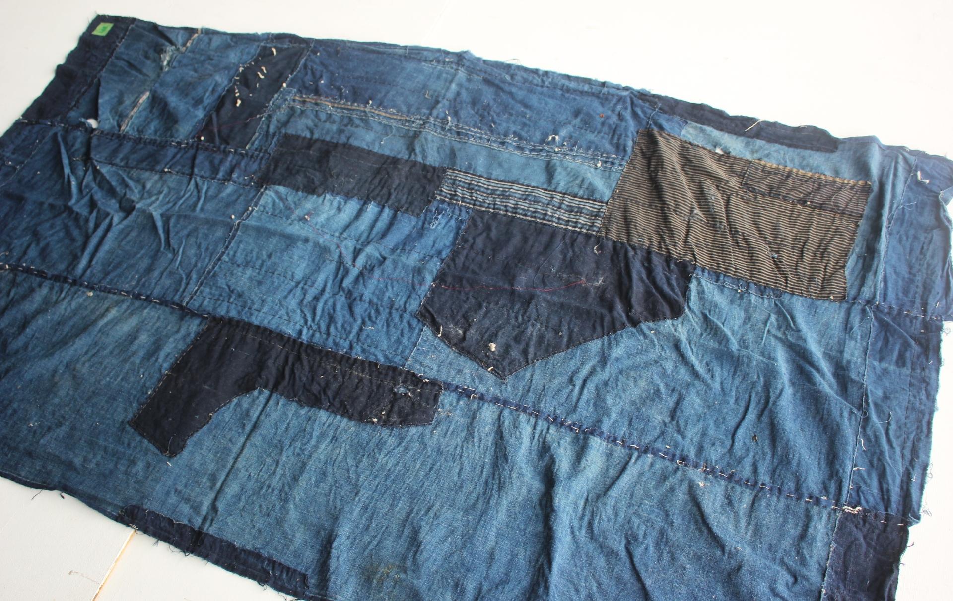 Boro3 Antiquités japonaises Art primitif BORO Patchwork de vieux tissus teints à l'indigo en vente 4