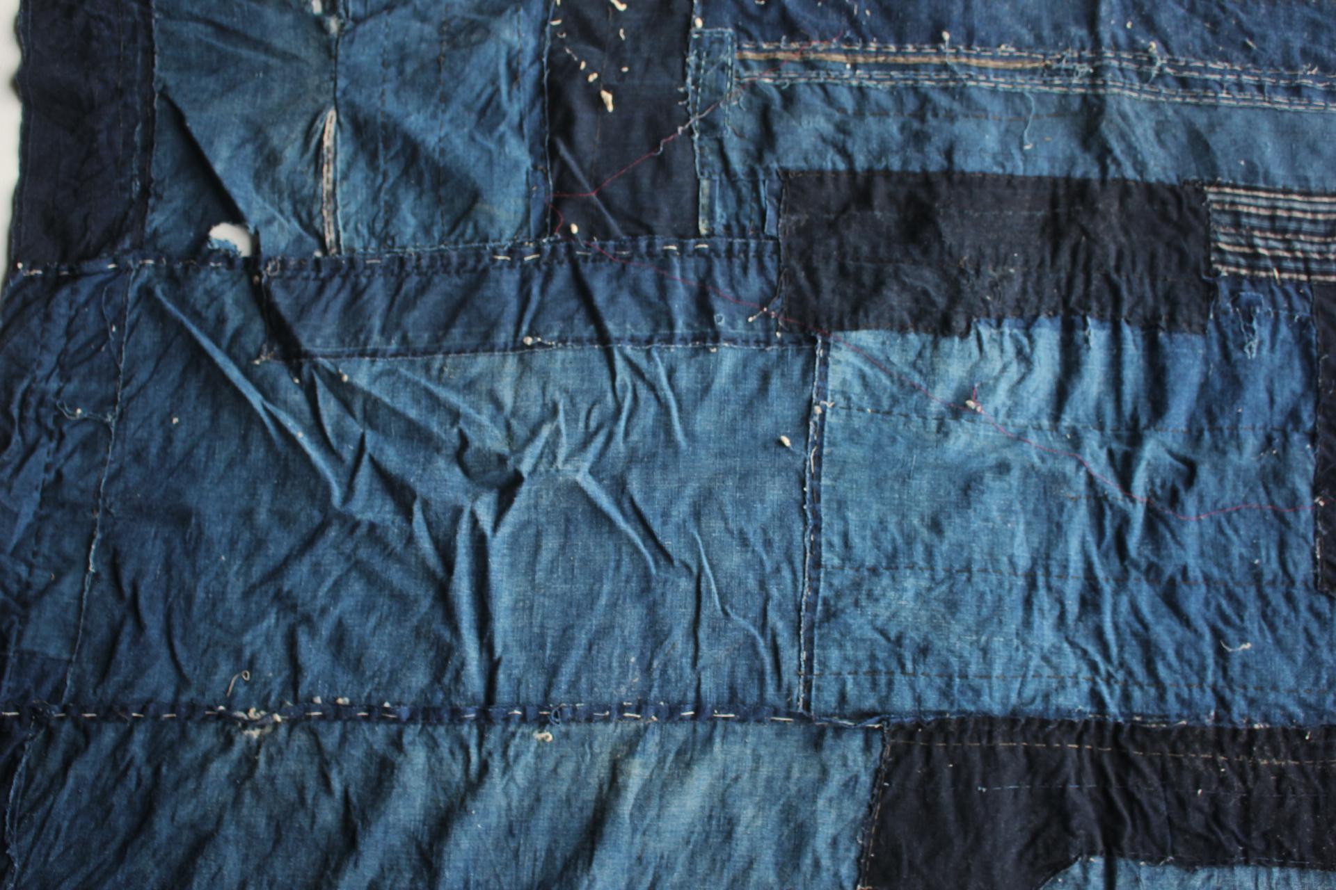 XIXe siècle Boro3 Antiquités japonaises Art primitif BORO Patchwork de vieux tissus teints à l'indigo en vente