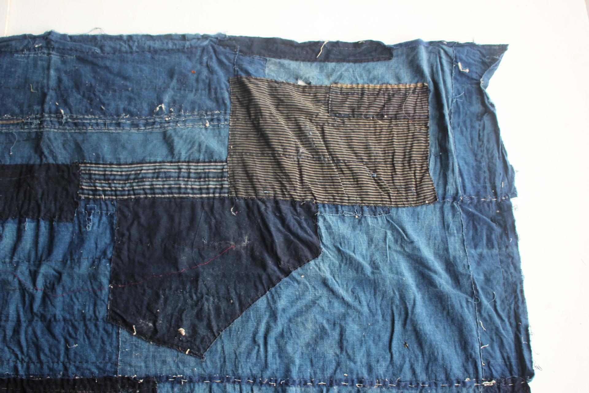 Boro3 Antiquités japonaises Art primitif BORO Patchwork de vieux tissus teints à l'indigo en vente 1
