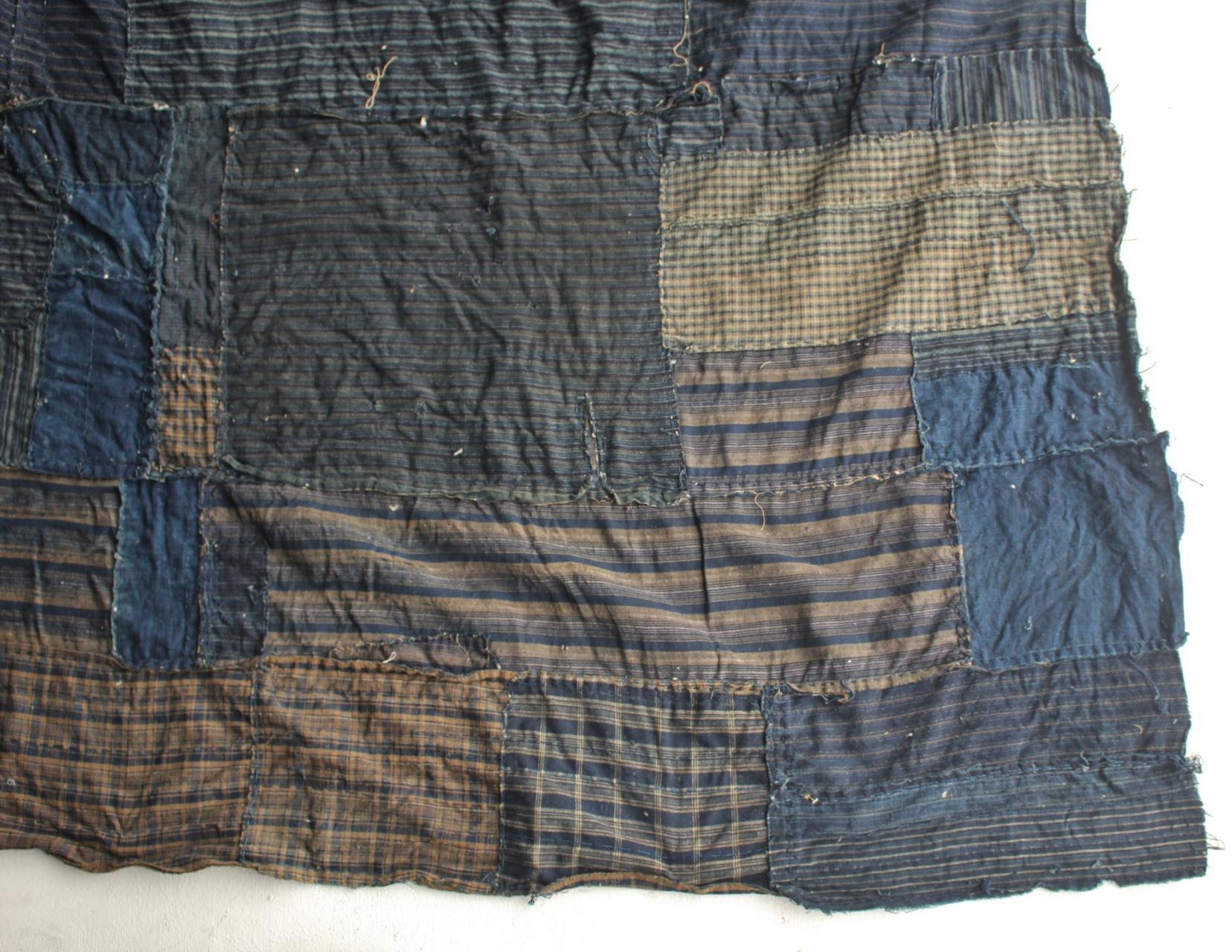 Boro4 Antiquités japonaises Art primitif BORO Patchwork de vieux tissus teints à l'indigo en vente 6