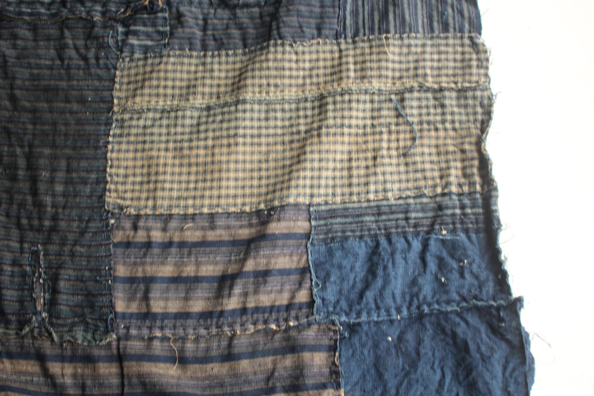 Boro4 Antiquités japonaises Art primitif BORO Patchwork de vieux tissus teints à l'indigo en vente 7