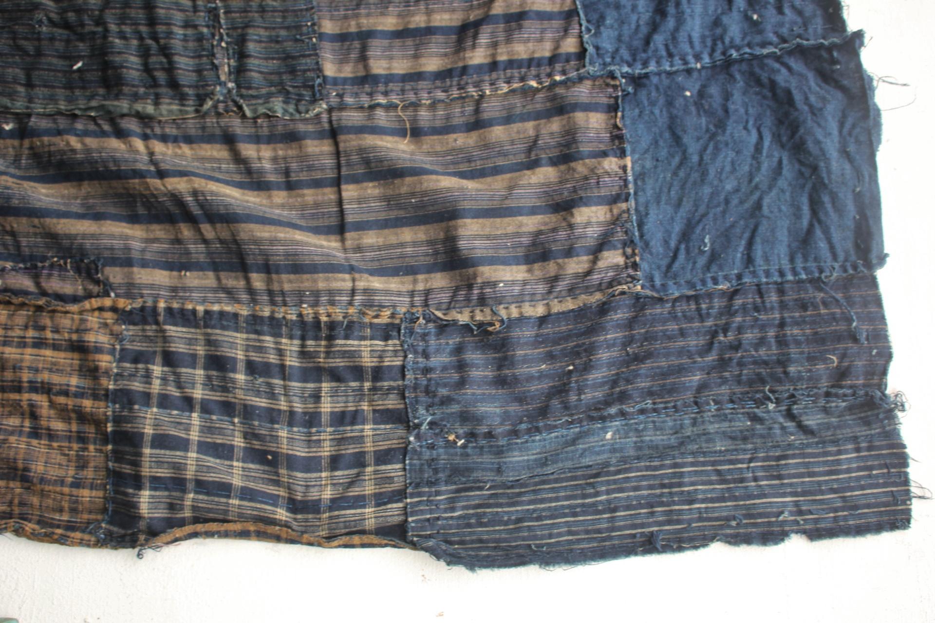 Boro4 Antiquités japonaises Art primitif BORO Patchwork de vieux tissus teints à l'indigo en vente 8
