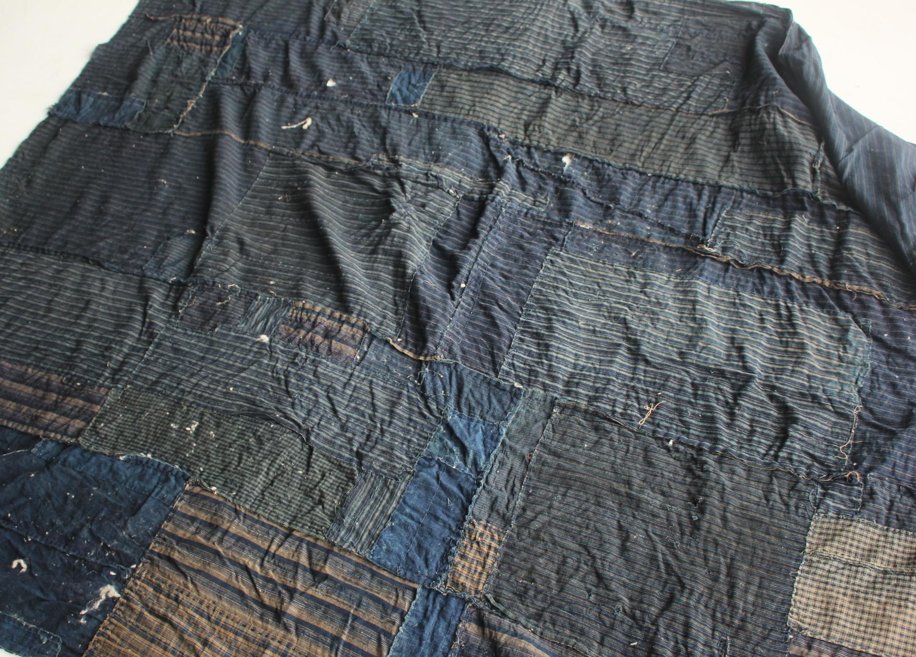 Boro4 Antiquités japonaises Art primitif BORO Patchwork de vieux tissus teints à l'indigo en vente 9