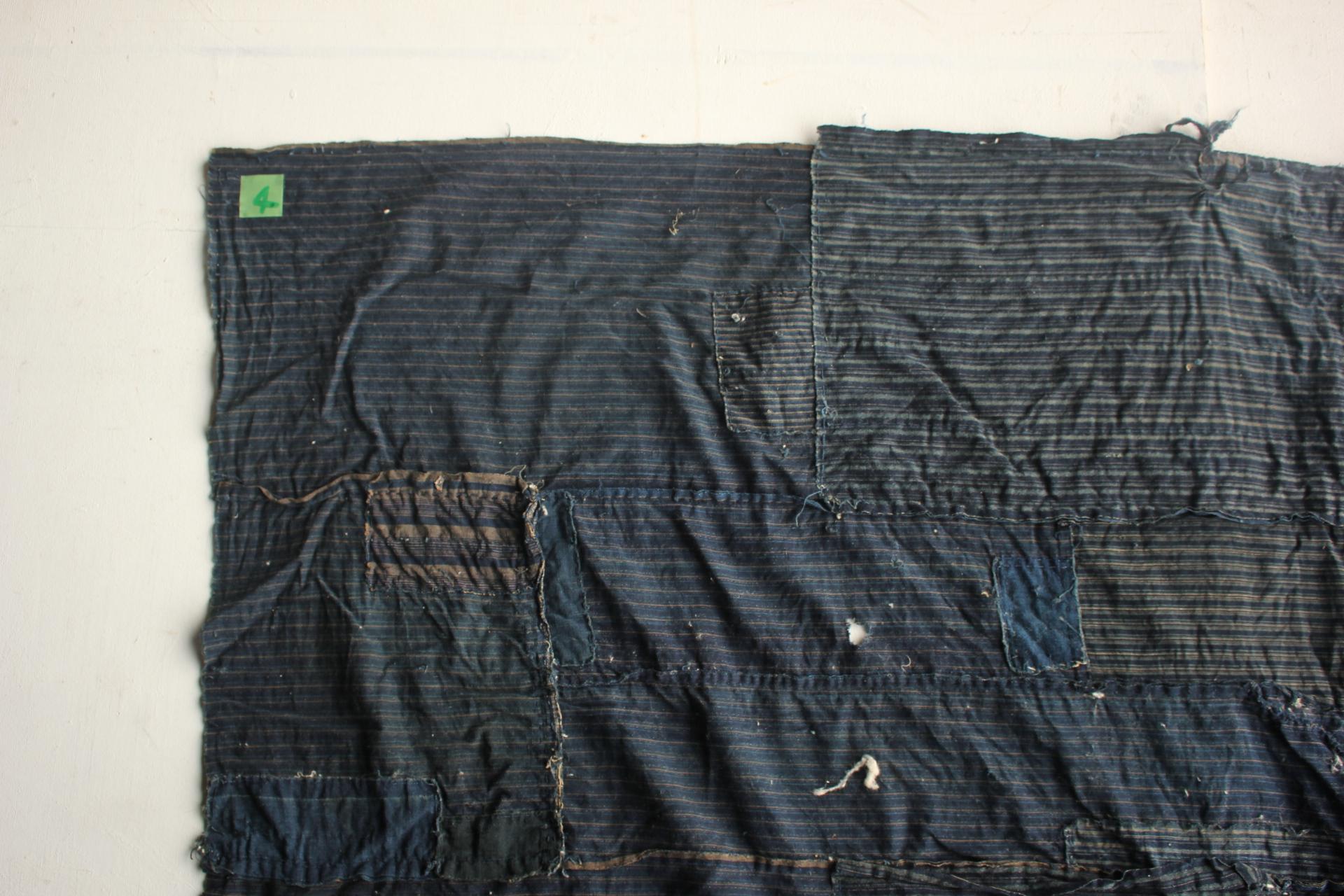 Matière : tissu de coton
Largeur 1850 x Hauteur 1500  (environ) poids 900g
devis Emballage (Il sera roulé ou plié et expédié dans du papier bulle et du carton).
27 cm x 45 cm x 20 cm, poids 4 kg

Ce tissu était utilisé pour les futons et les