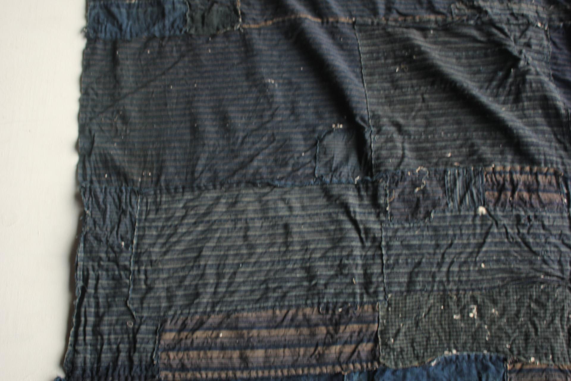 Tissu Boro4 Antiquités japonaises Art primitif BORO Patchwork de vieux tissus teints à l'indigo en vente