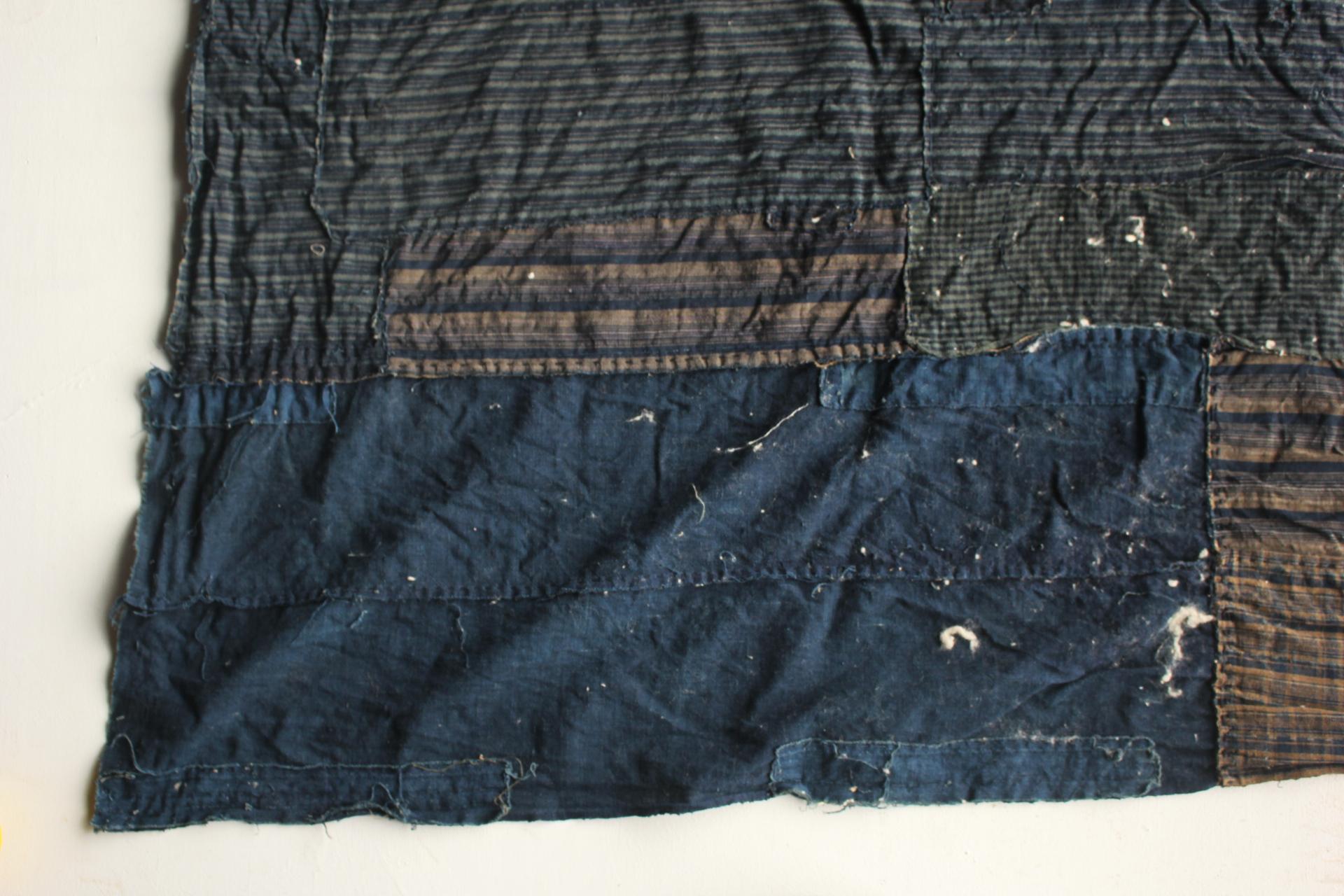 Boro4 Antiquités japonaises Art primitif BORO Patchwork de vieux tissus teints à l'indigo en vente 1