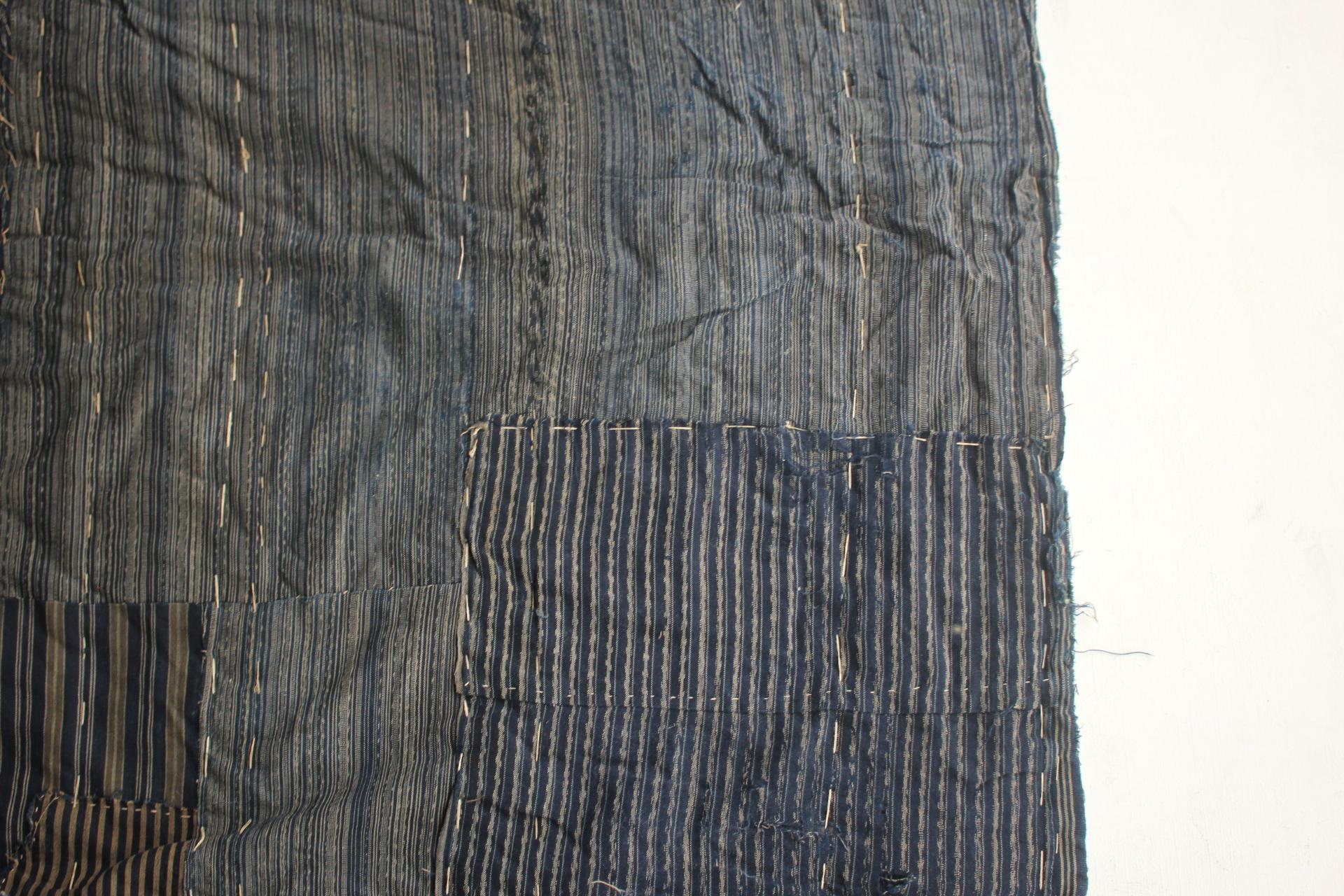 Boro5 Antiquités japonaises Art primitif BORO Patchwork de vieux tissus teints à l'indigo en vente 4