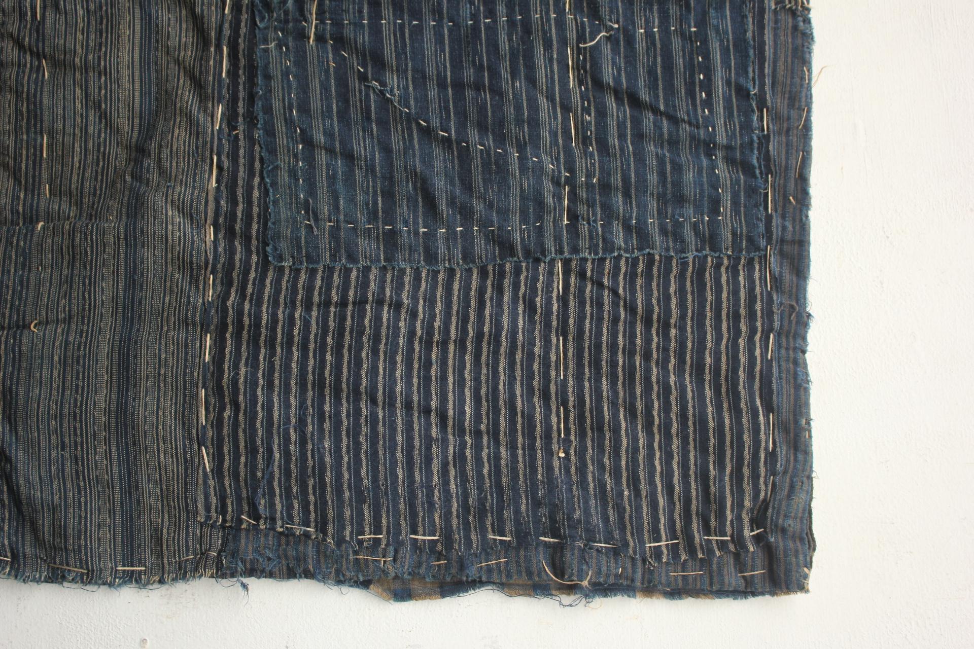 Boro5 Antiquités japonaises Art primitif BORO Patchwork de vieux tissus teints à l'indigo en vente 6