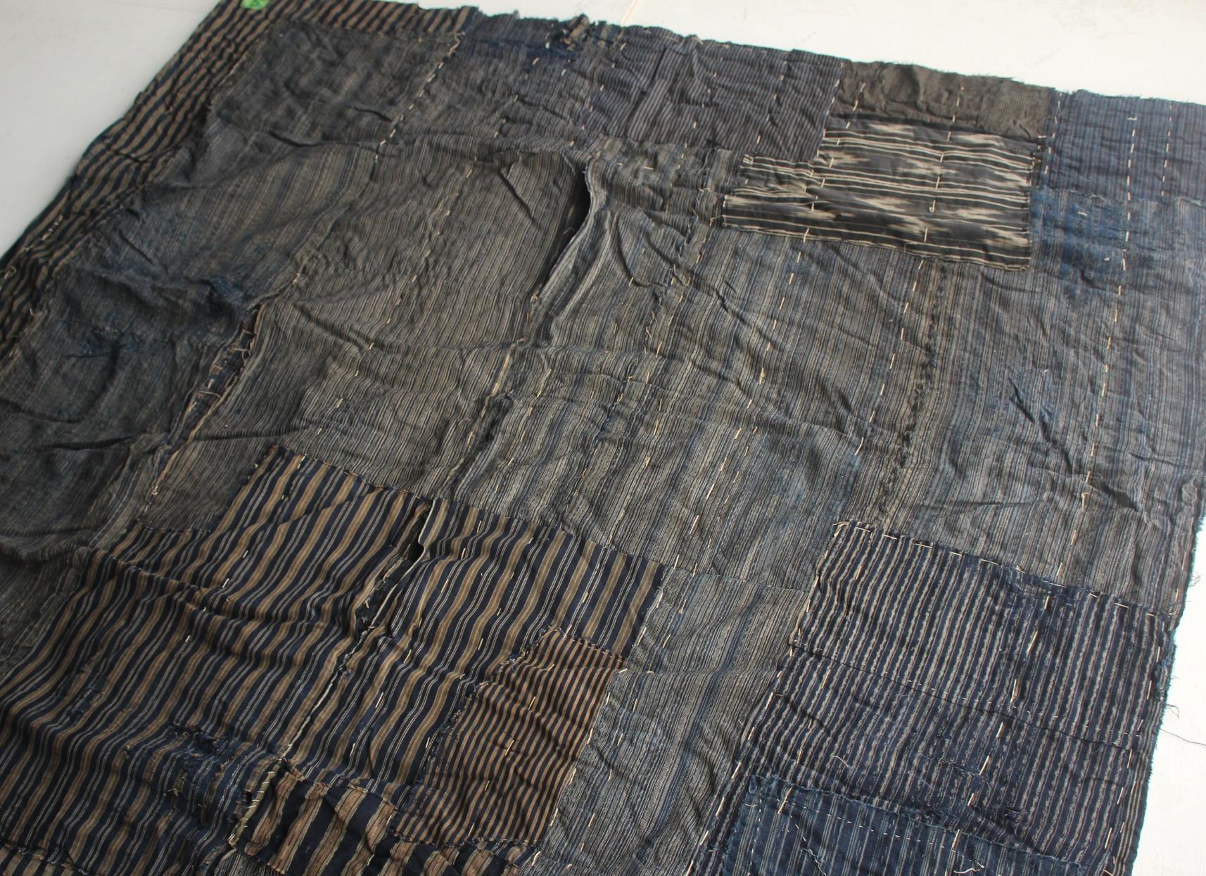 Boro5 Antiquités japonaises Art primitif BORO Patchwork de vieux tissus teints à l'indigo en vente 7