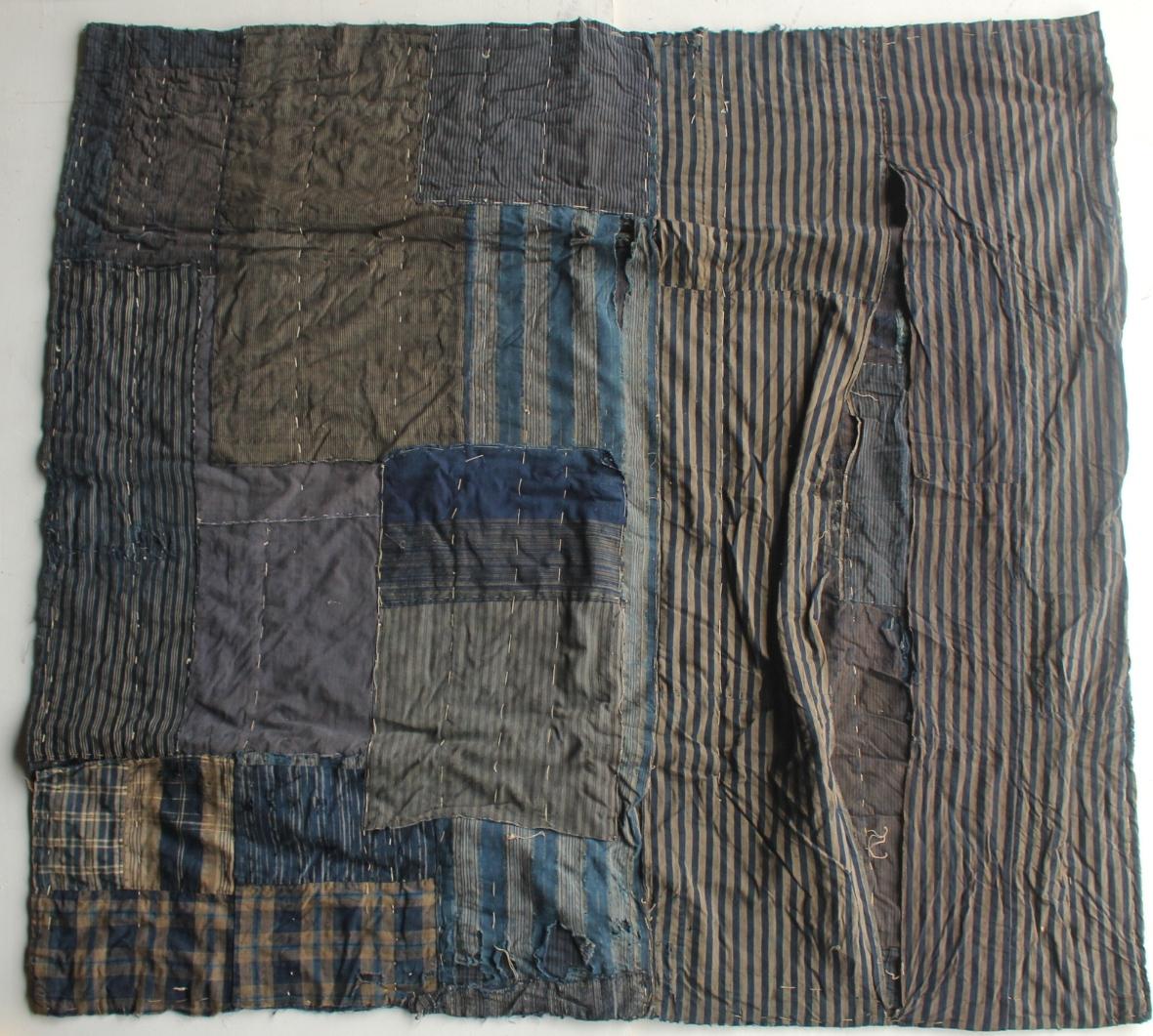 Boro5 Antiquités japonaises Art primitif BORO Patchwork de vieux tissus teints à l'indigo en vente 8