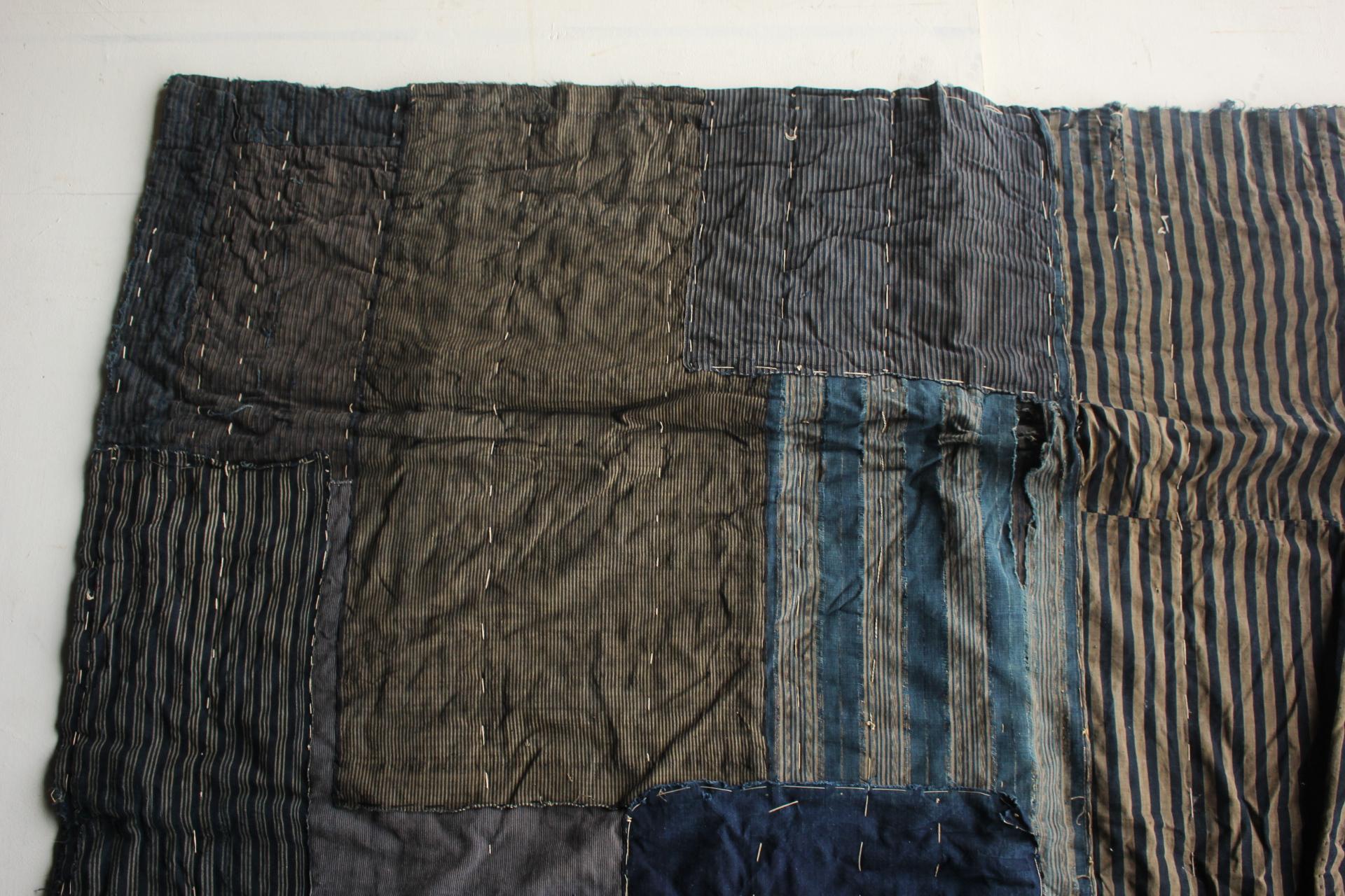 Boro5 Antiquités japonaises Art primitif BORO Patchwork de vieux tissus teints à l'indigo en vente 9
