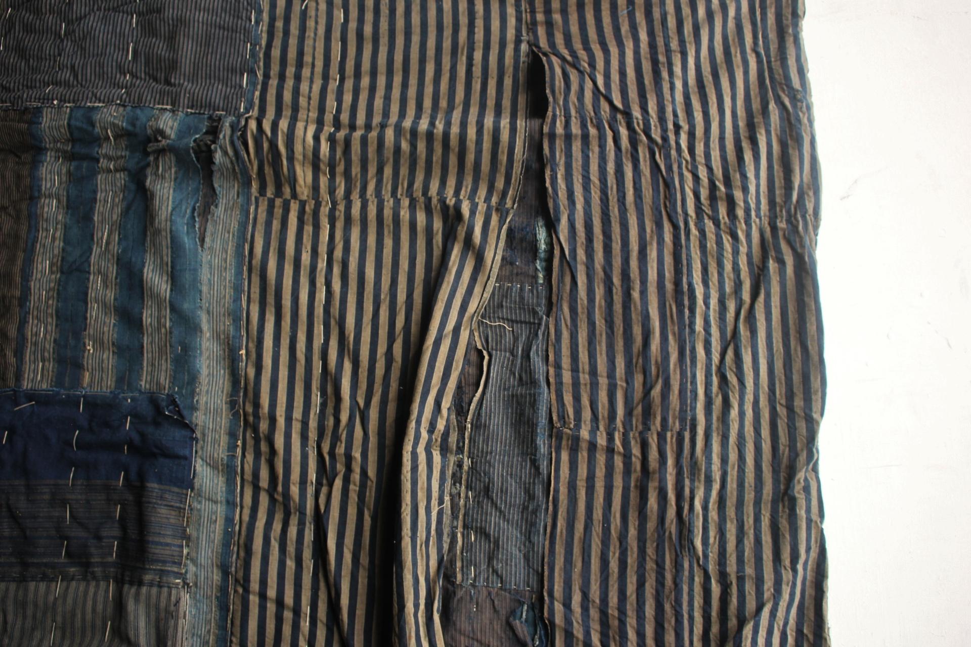 Boro5 Antiquités japonaises Art primitif BORO Patchwork de vieux tissus teints à l'indigo en vente 11