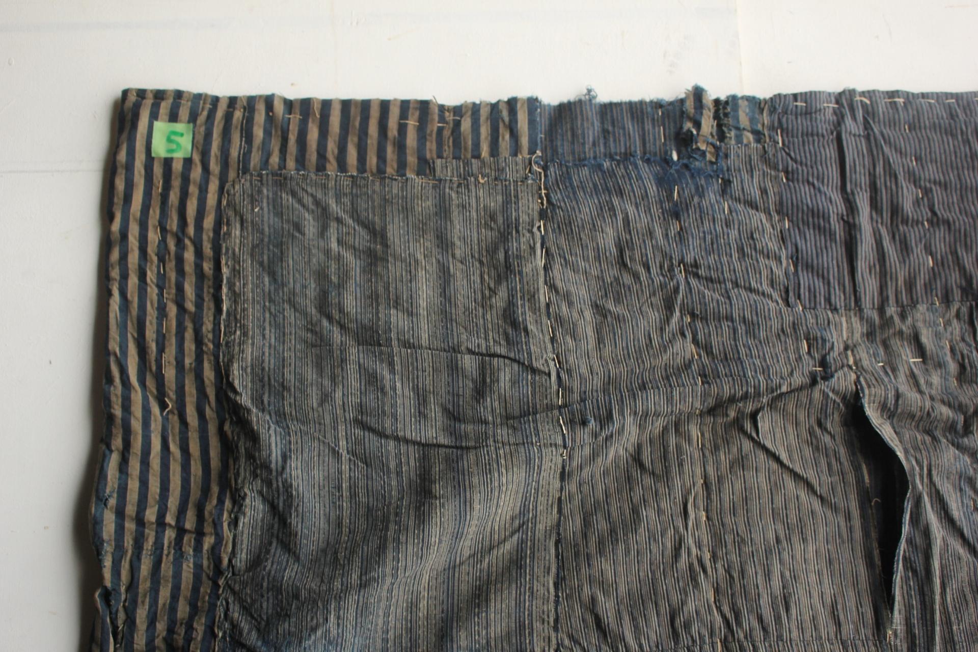 Matière : tissu de coton
Largeur 1550 x Hauteur 1450  (environ) poids 4 kg
devis Emballage (Il sera roulé ou plié et expédié dans du papier bulle et du carton).
45 cm x 55 cm x 20 cm, poids 7 kg

Ce tissu était utilisé pour les futons et les