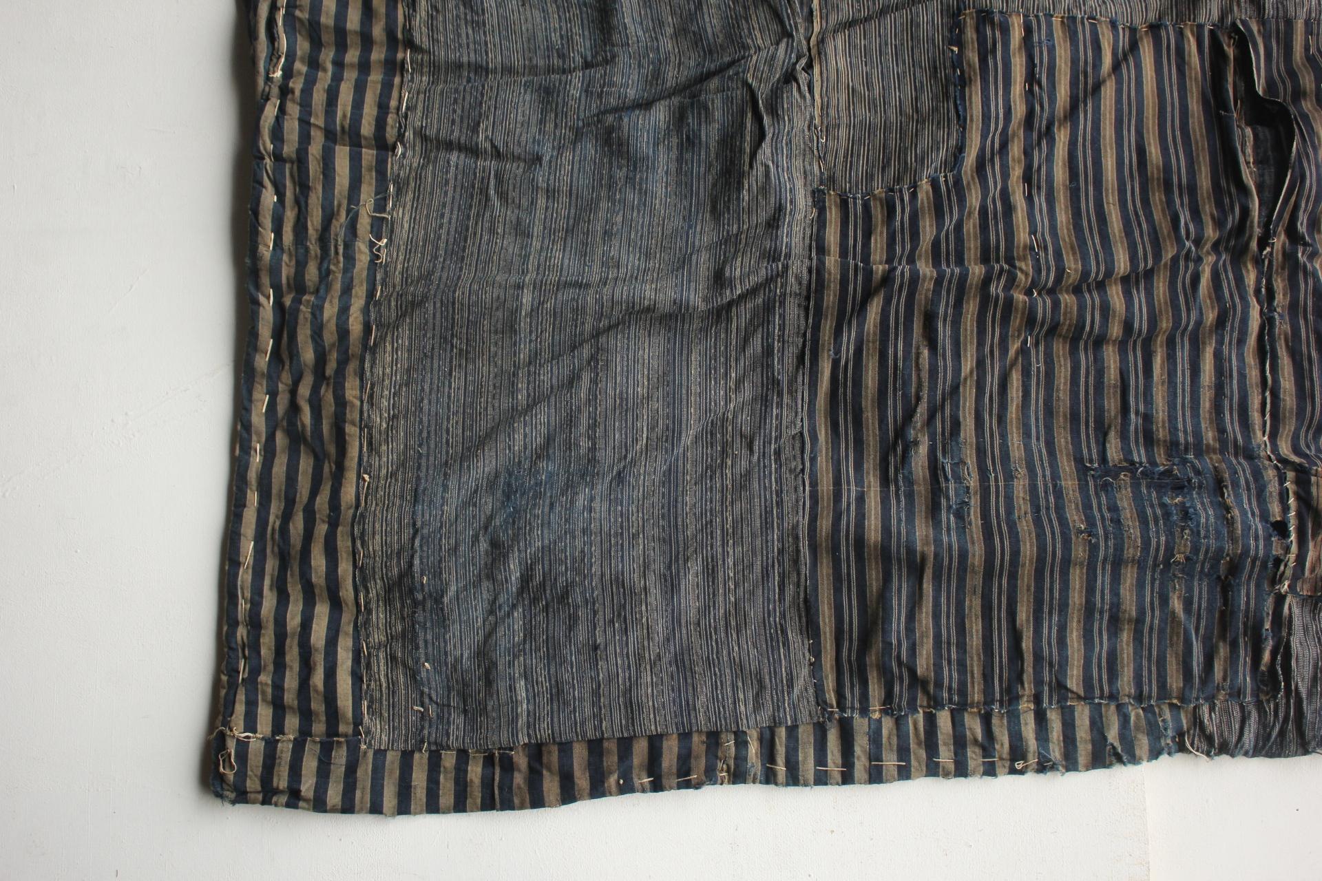 Tissu Boro5 Antiquités japonaises Art primitif BORO Patchwork de vieux tissus teints à l'indigo en vente