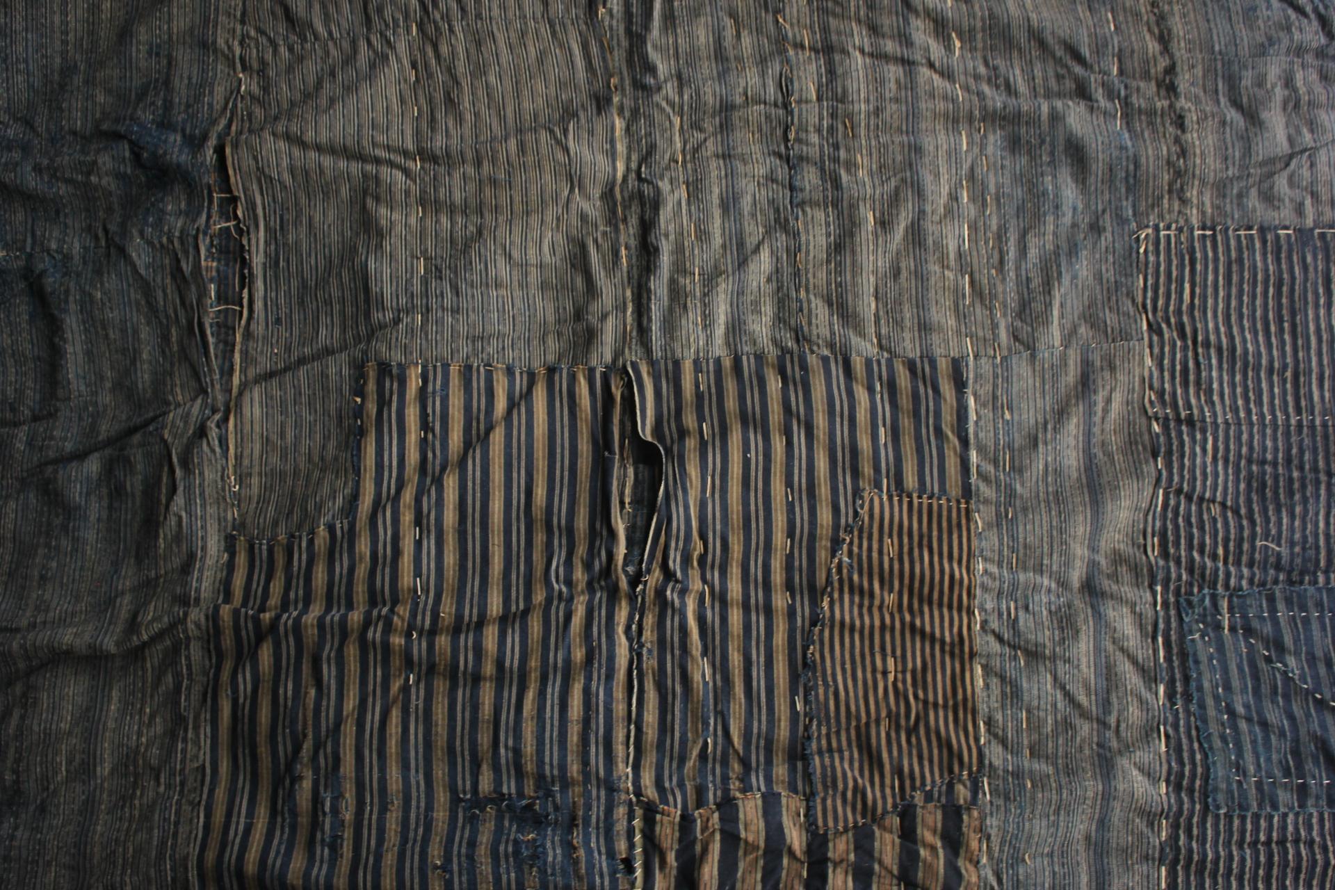 Boro5 Antiquités japonaises Art primitif BORO Patchwork de vieux tissus teints à l'indigo en vente 1