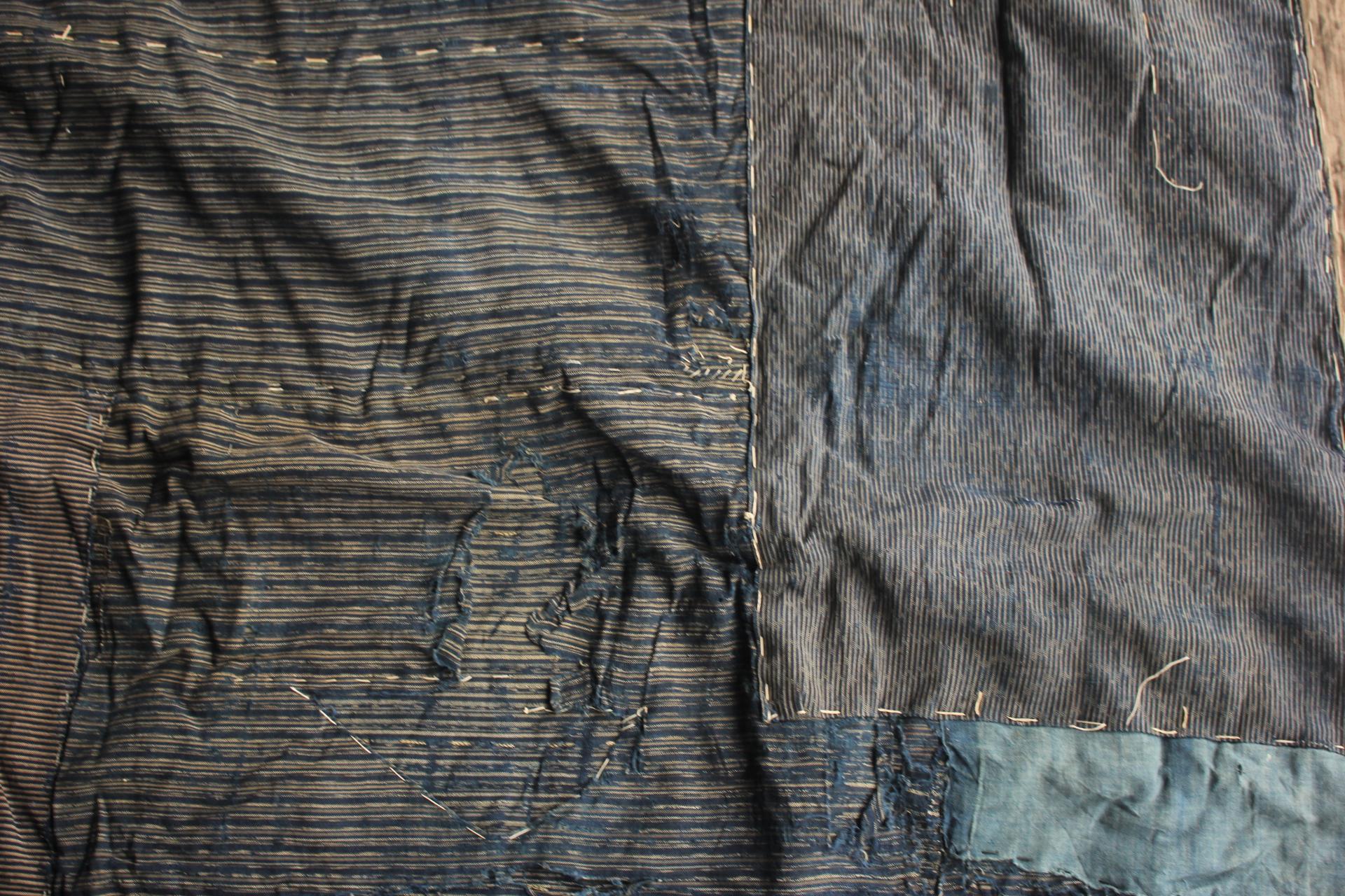 Boro6 Antiquités japonaises Art primitif BORO Patchwork de vieux tissus teints à l'indigo en vente 4