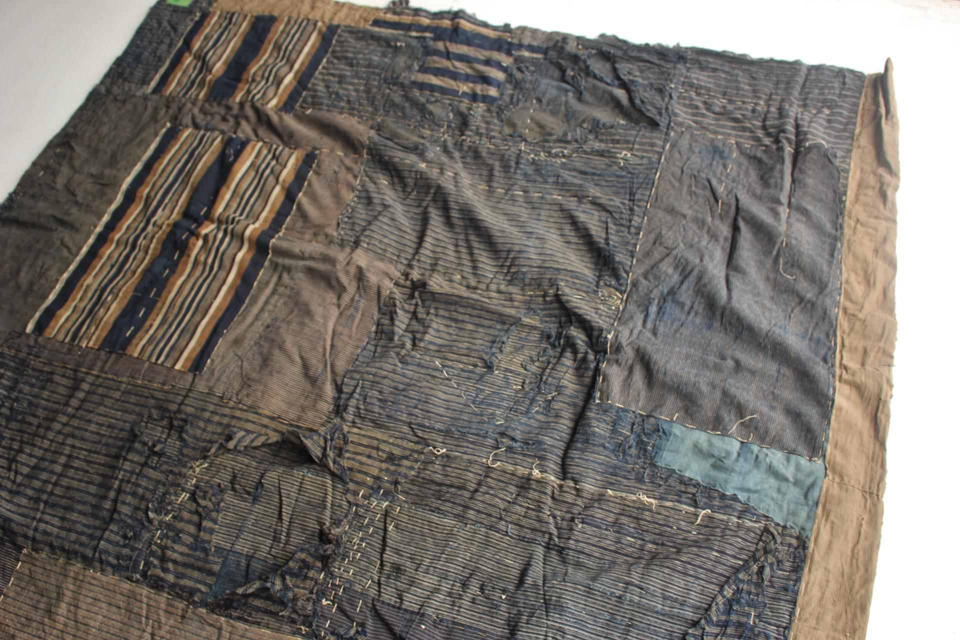 Boro6 Antiquités japonaises Art primitif BORO Patchwork de vieux tissus teints à l'indigo en vente 6