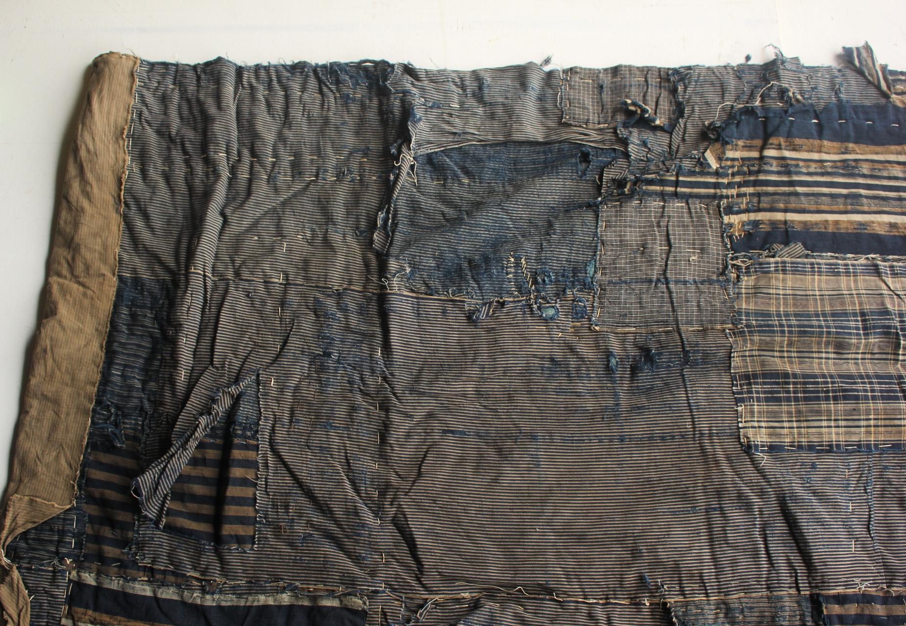 Boro6 Antiquités japonaises Art primitif BORO Patchwork de vieux tissus teints à l'indigo en vente 8