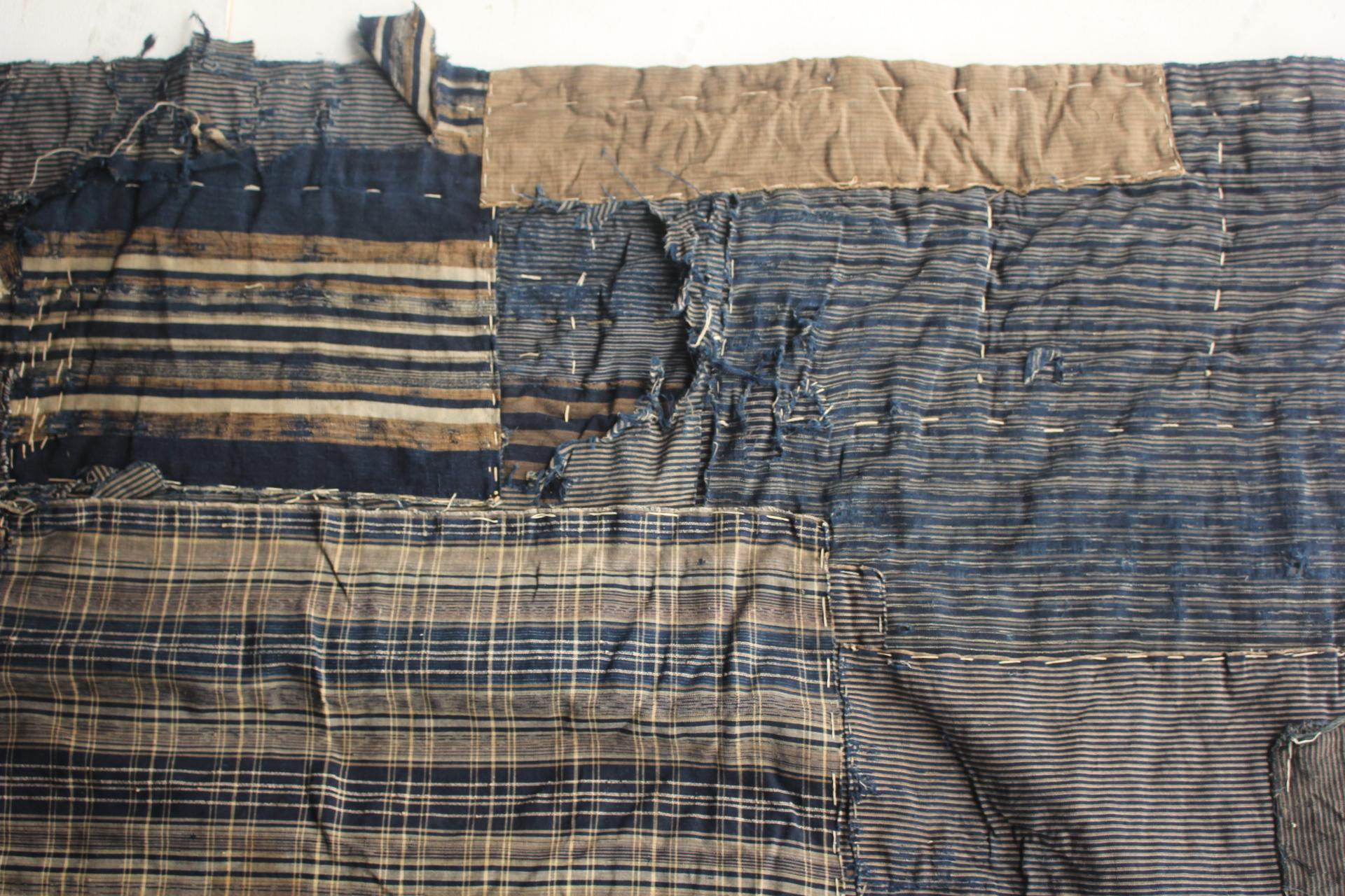 Boro6 Antiquités japonaises Art primitif BORO Patchwork de vieux tissus teints à l'indigo en vente 10