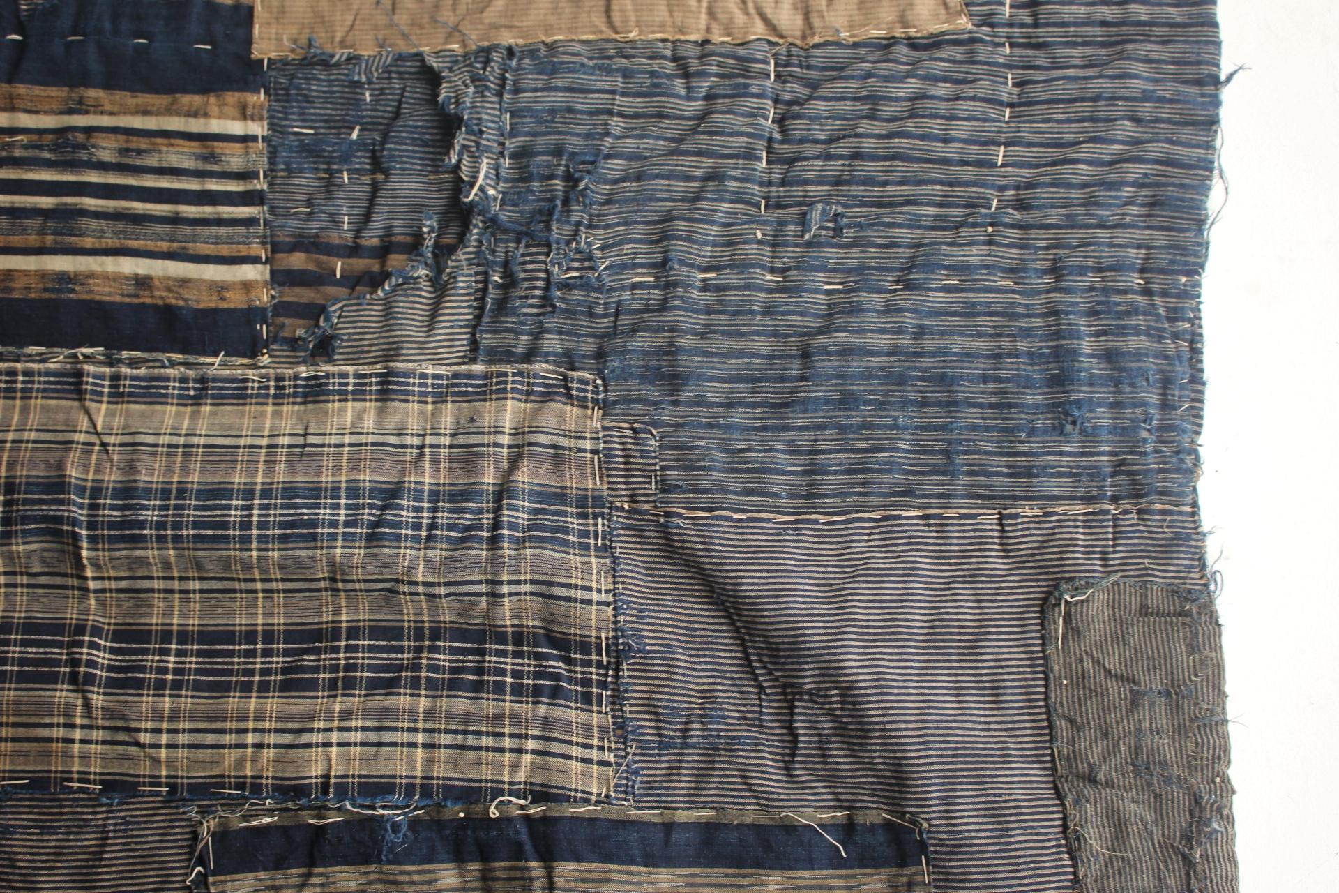 Boro6 Antiquités japonaises Art primitif BORO Patchwork de vieux tissus teints à l'indigo en vente 11