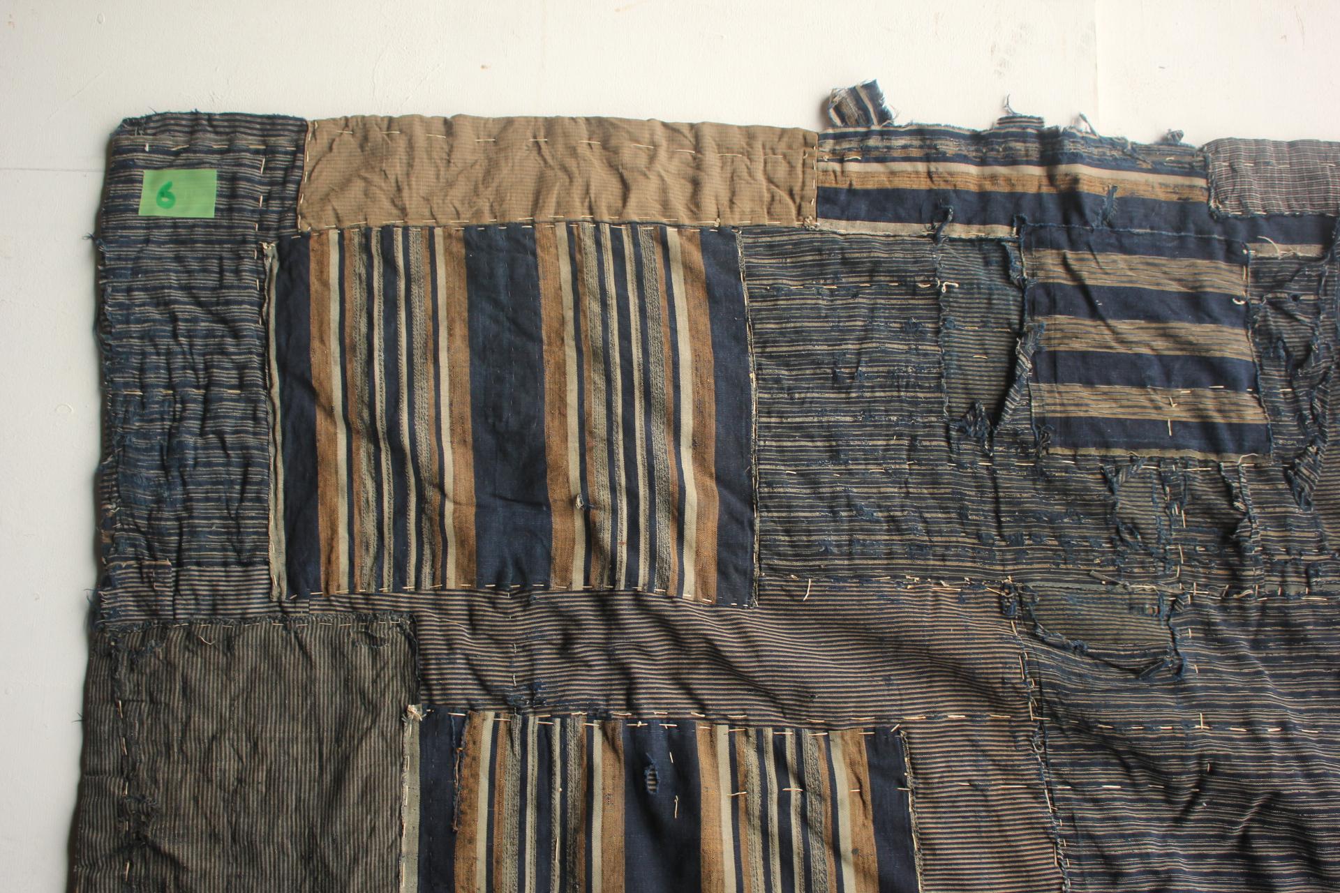 Matière : tissu de coton
Largeur 1600 x Hauteur 1480  (environ) poids 4 kg
devis Emballage (Il sera roulé ou plié et expédié dans du papier bulle et du carton).
45 cm x 55 cm x 20 cm, poids 7 kg

Ce tissu était utilisé pour les futons et les