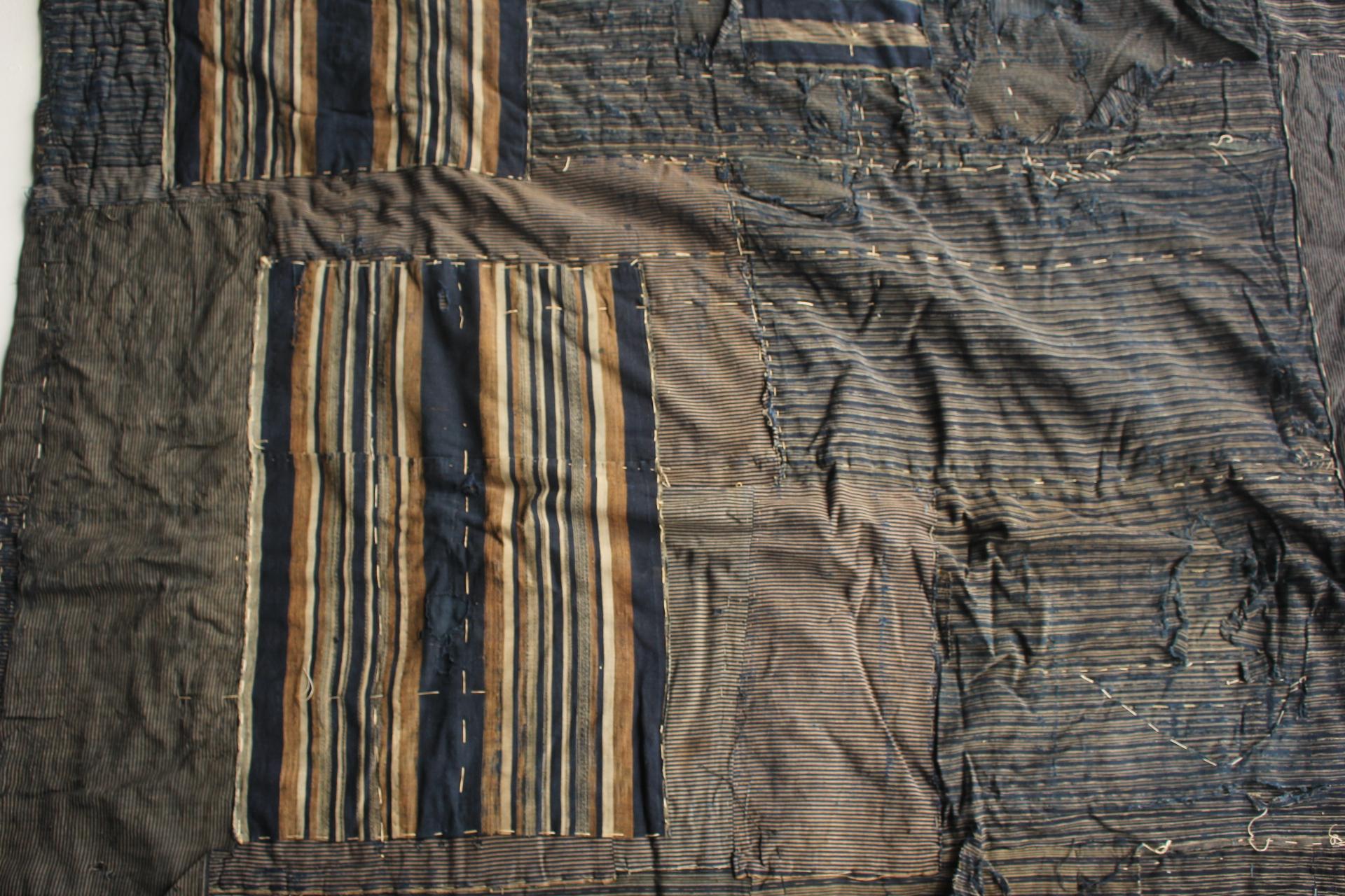 XIXe siècle Boro6 Antiquités japonaises Art primitif BORO Patchwork de vieux tissus teints à l'indigo en vente