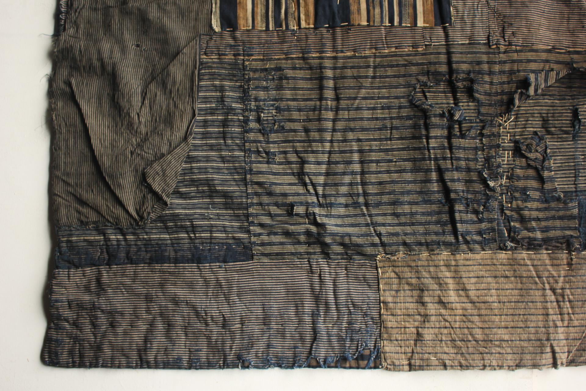 Tissu Boro6 Antiquités japonaises Art primitif BORO Patchwork de vieux tissus teints à l'indigo en vente