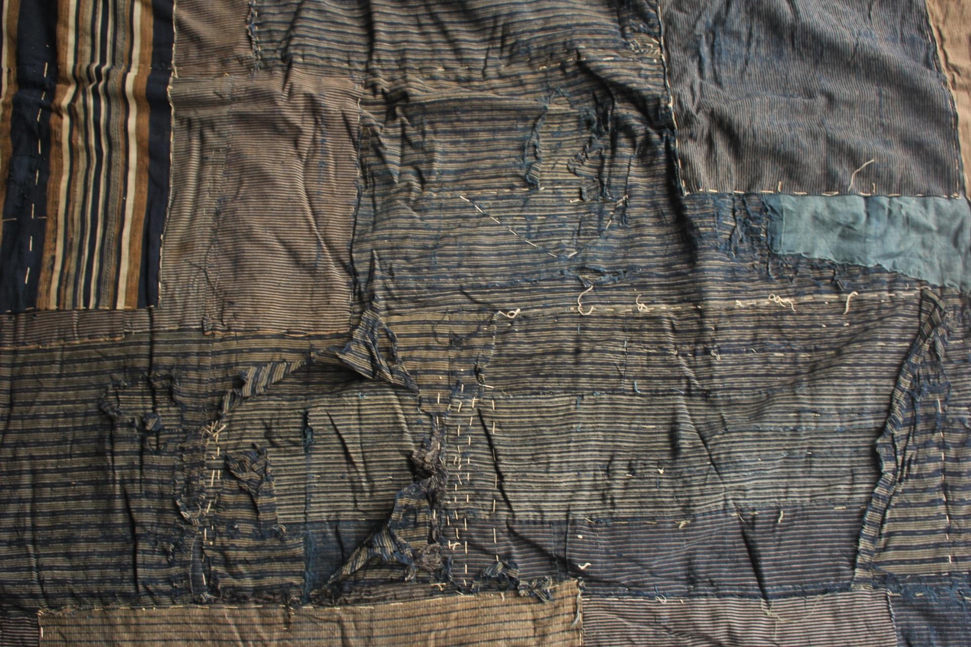 Boro6 Antiquités japonaises Art primitif BORO Patchwork de vieux tissus teints à l'indigo en vente 2