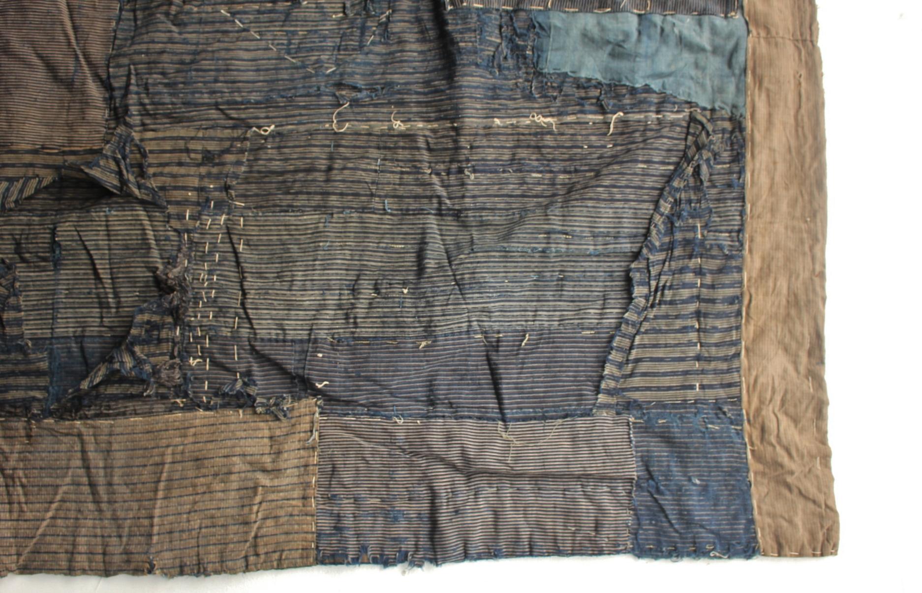 Boro6 Antiquités japonaises Art primitif BORO Patchwork de vieux tissus teints à l'indigo en vente 3