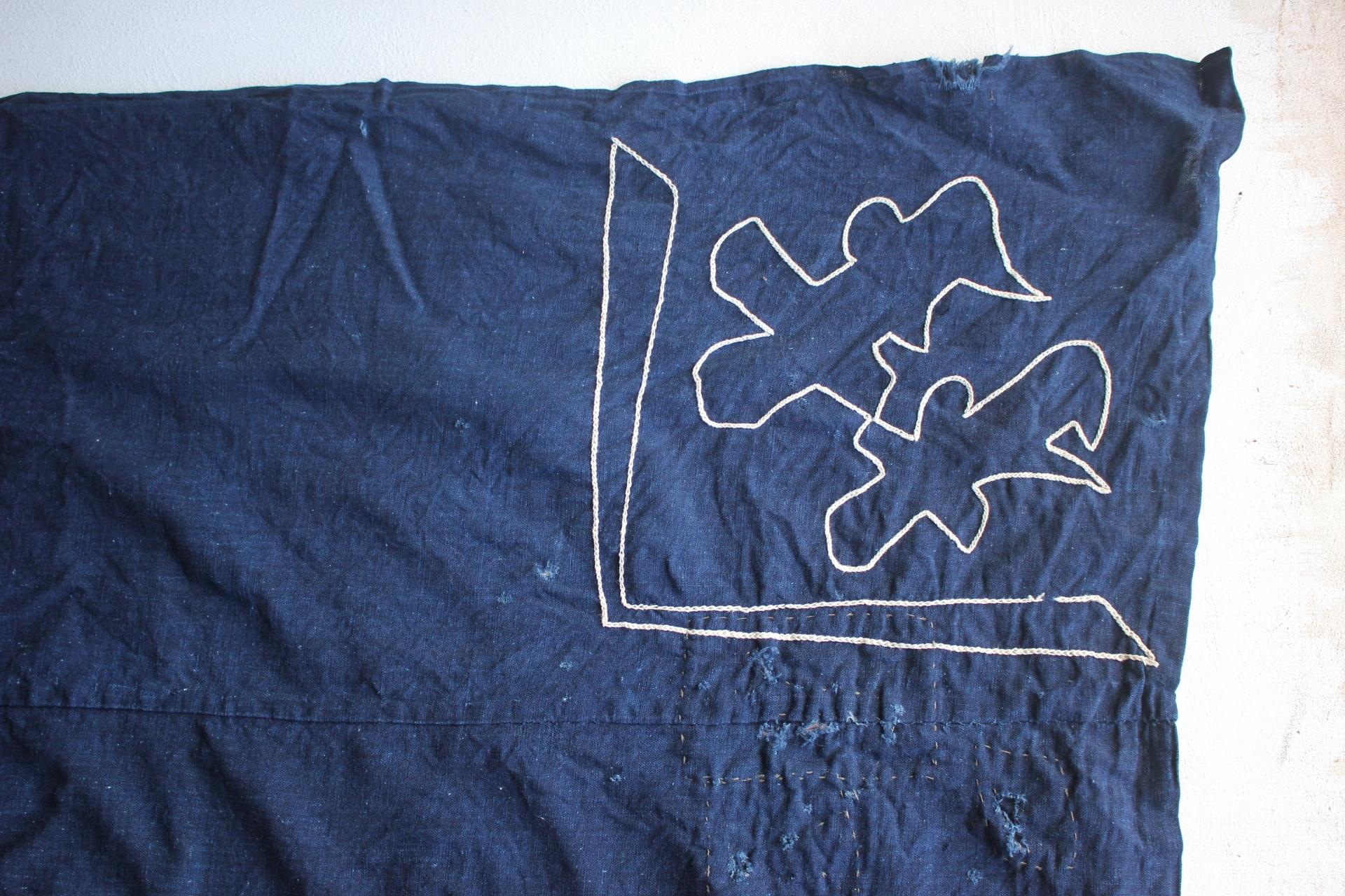 BORO7 Antiquités japonaises Ancienne tapisserie brodée en tissu teint à l'indigo en vente 1