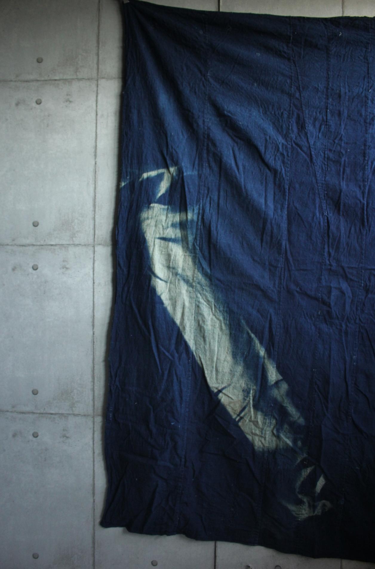 size: 1600×2000㎜ 900g ※Non è un quadrato, quindi è solo una stima.
Dimensione stimata dell'imballaggio: 35×60×15㎝ 4kg

Si tratta di un antico panno giapponese tinto con l'indaco.
Si pensa che sia stato utilizzato come furoshiki (panno da