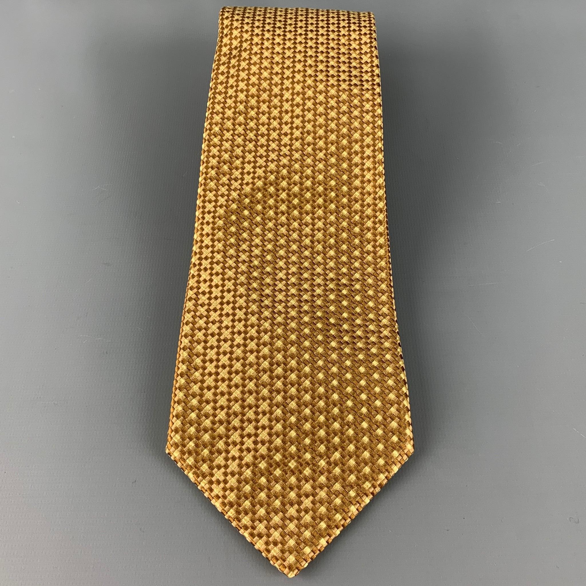 BORRELLI
tie in 100% silk, featuring a beige and taupe checkered pattern. Made in Italy.Very Good Pre-Owned Condition. 

Measurements: 
  Width: 4 inches Length: 57.5 inches 
  
  
 
Reference: 126595
Category: Tie
More Details
    
Brand: 