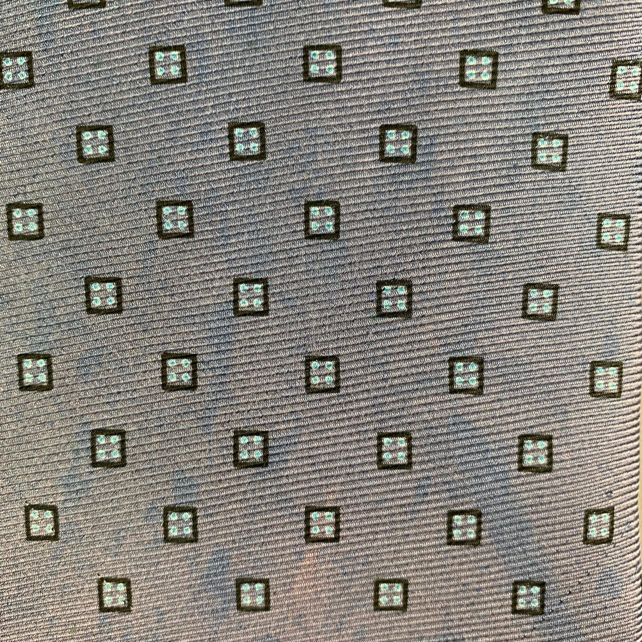 Die klassische Krawatte von BORRELLI ist aus 100% Seide und hat ein blaues, geometrisches, quadratisches Design. Made in Italy. sehr guter gebrauchter Zustand. 

Abmessungen: 
  Breite: 3,5 Zoll Länge: 58 Zoll 




  
  
 
Sui Generis-Referenz: