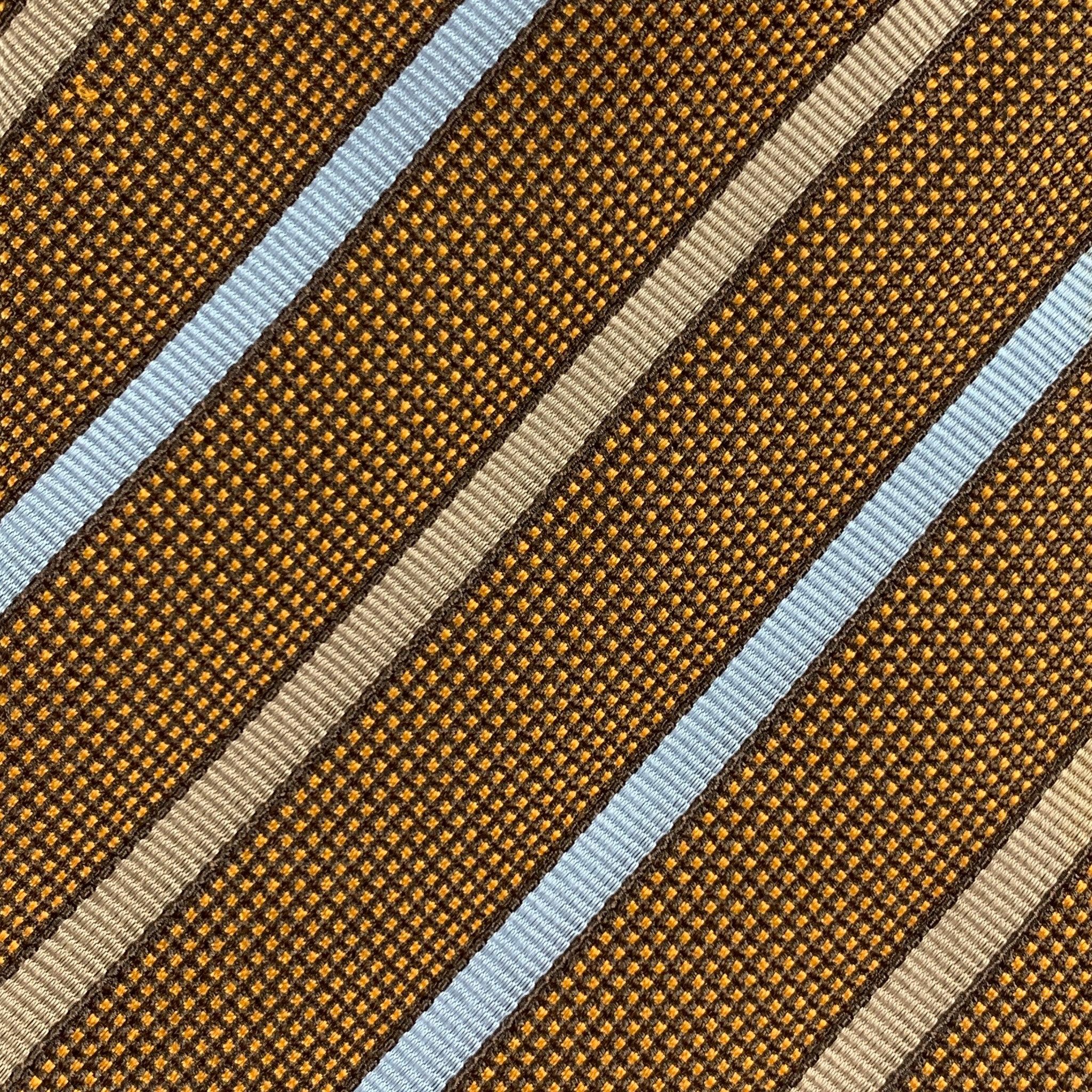 Die klassische Krawatte von BORRELLI besteht aus 100% Seide und zeigt ein blau-braunes, diagonal gestreiftes Design. Made in Italy. sehr guter gebrauchter Zustand. 

Abmessungen: 
  Breite: 3,5 Zoll Länge: 58 Zoll 



  
  
 
Sui Generis-Referenz: