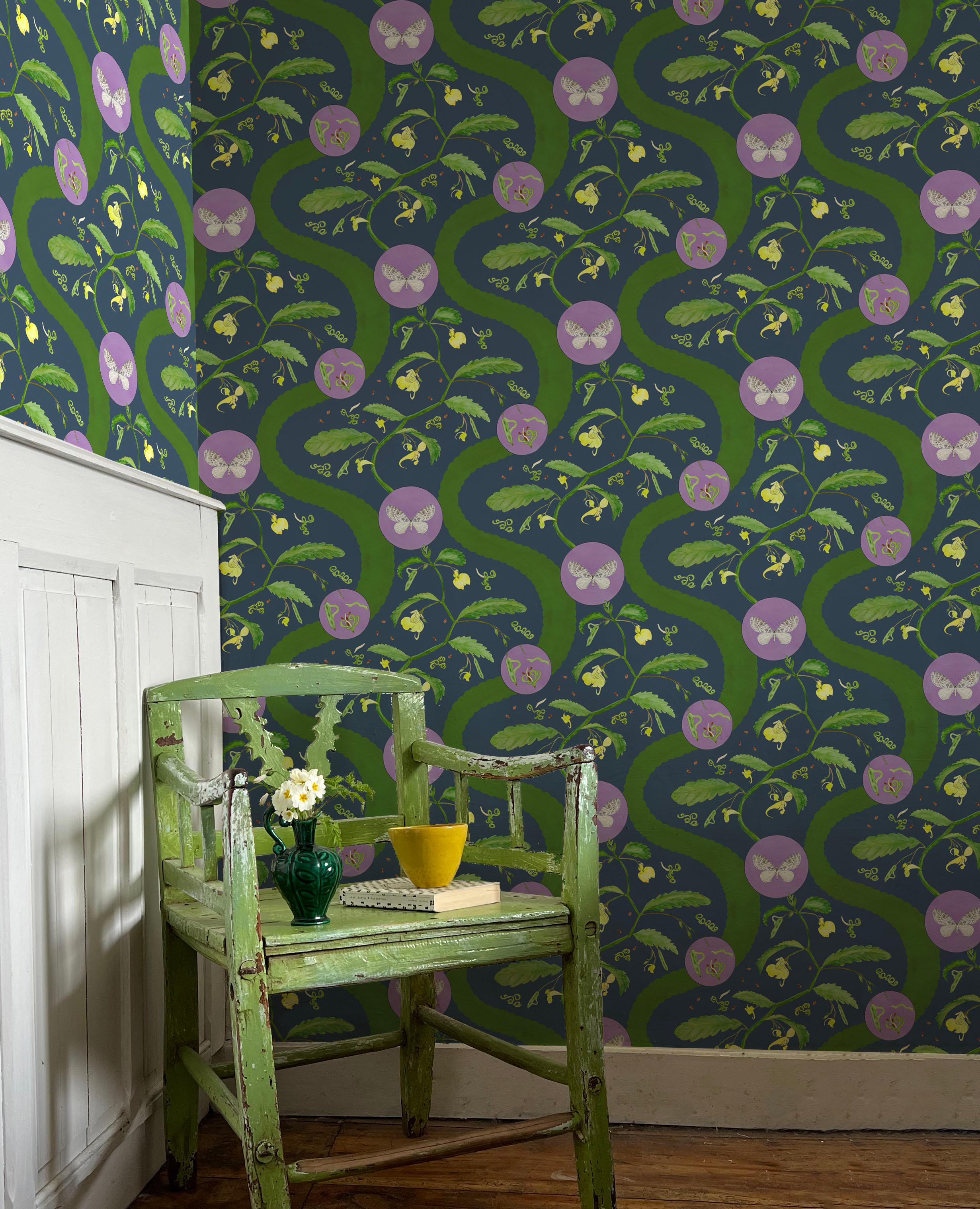 Collectional : Borrowdale Balsam
Code produit : 56F
Dimensions du Rolle : 70cm x 10m (27.6in x 10.9yards)
Superficie : 7sq.m (8.4 sq.yards)
Répétition du motif : 46.7cm (18.4in) demi-chute
Coloris : Heather Tarn

Papier peint : Les motifs sont