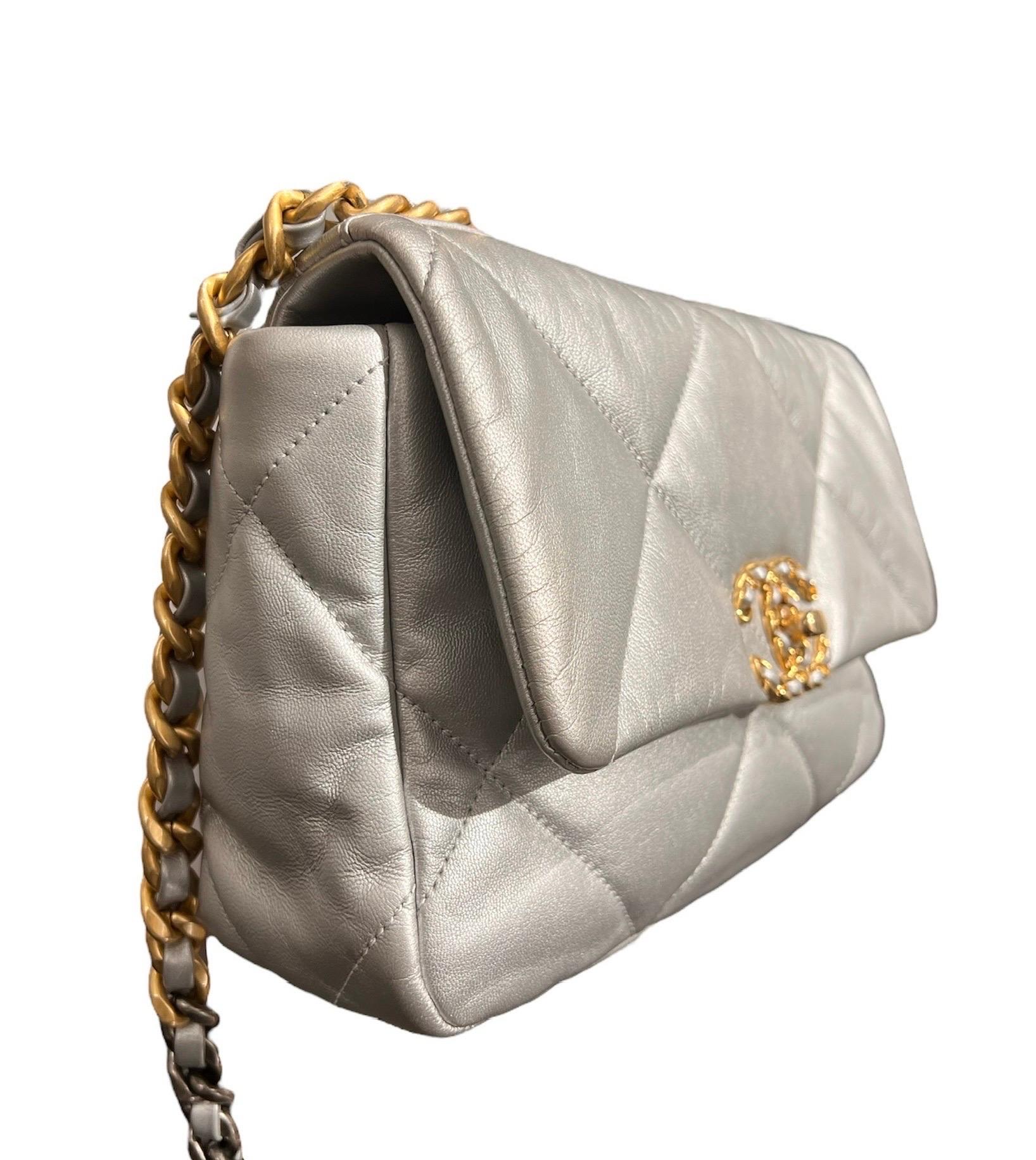 Borsa a mano Chanel 19 Flap Silver  In Excellent Condition For Sale In Torre Del Greco, IT
