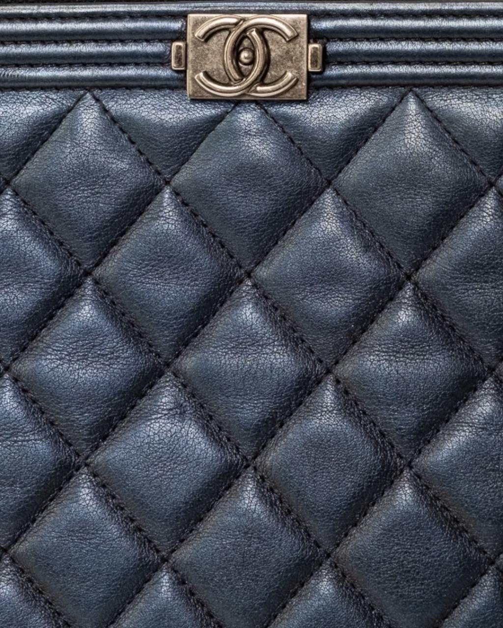 Clutch firmata Chanel, linea Timeless, modello Boy, realizzata in pelle trapunatata blu con hardware argentati. Dotata di una chiusura superiore a zip, internamente rivestita in nylon trapuntato tono su tono, abbastanza capiente. Completa di