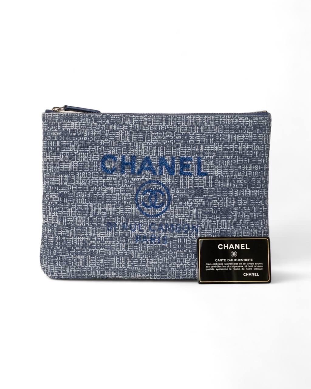 Clutch firmata Chanel, misura PM, realizzata in tessuto Deauville Azzurra con hardware argentati. Dotata di una chiusura superiore a zip, internamente rivestita in tessuto trapuntata tono su tono, capiete per l’essenziale. Completa di dustbag e