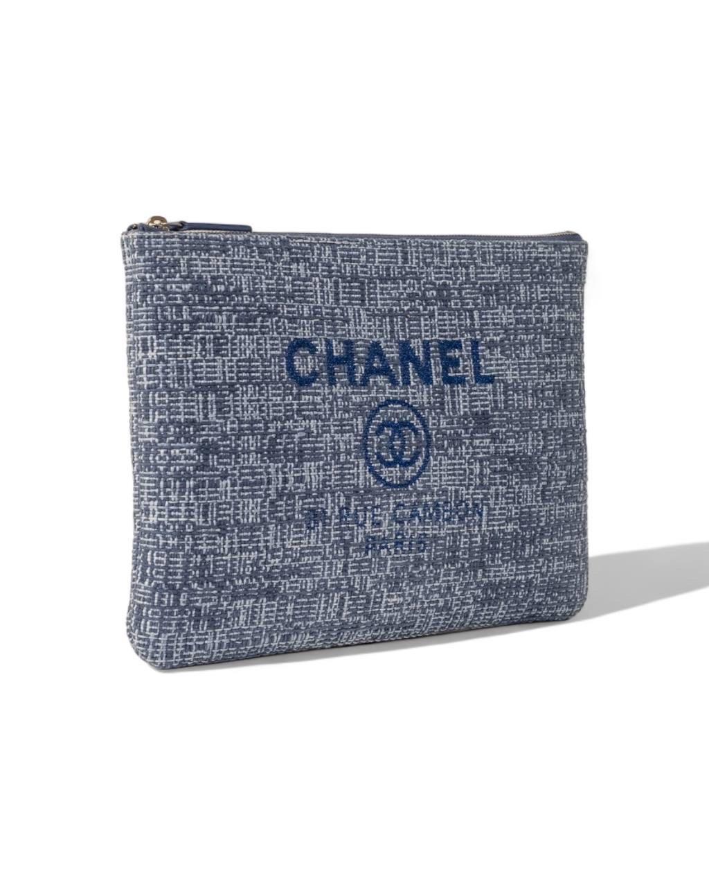 Borsa  a Mano Chanel Clutch Deauville PM Azzurra In Excellent Condition For Sale In Torre Del Greco, IT