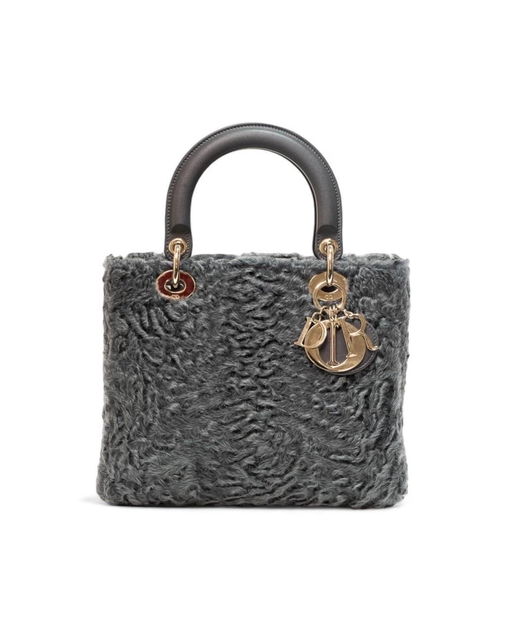 Borsa firmata Dior, linea Lady, misura media, realizzata in pelle grigia e pelliccia liscia cannage con hardware oro. Dotata di una chiusura superiore con patta, internamente rivestita in camoscio tono su tono, abbastanza capiente. Munita di doppio