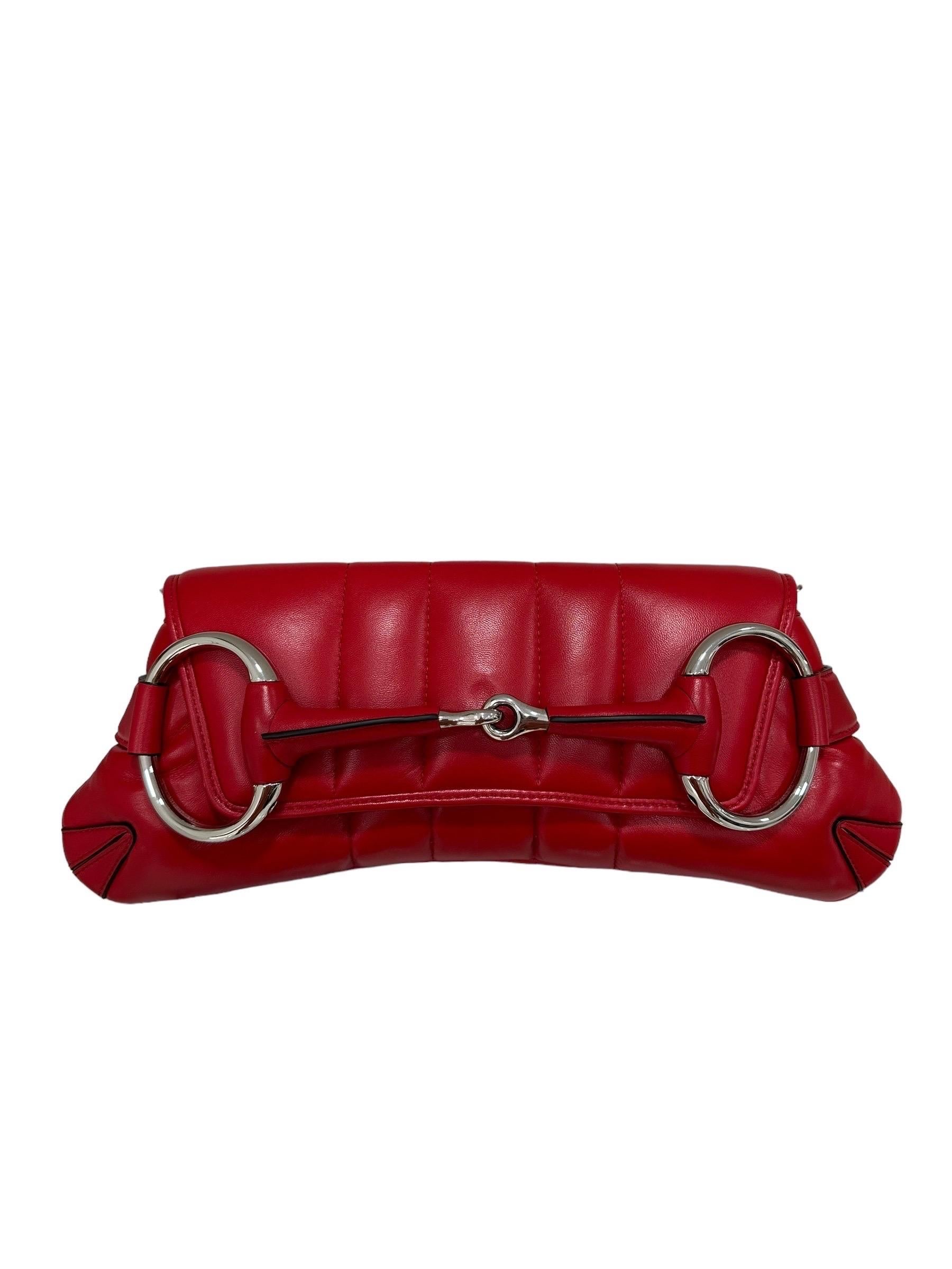 Borsa firmata Gucci, modello Horsebit Chain nella dimensione media, realizzata in pelle rossa con hardware argento. Munita di una doppia tracolla, una in pelle del medesimo colore della borsa, regolabile e removibile, e una formata da una catena