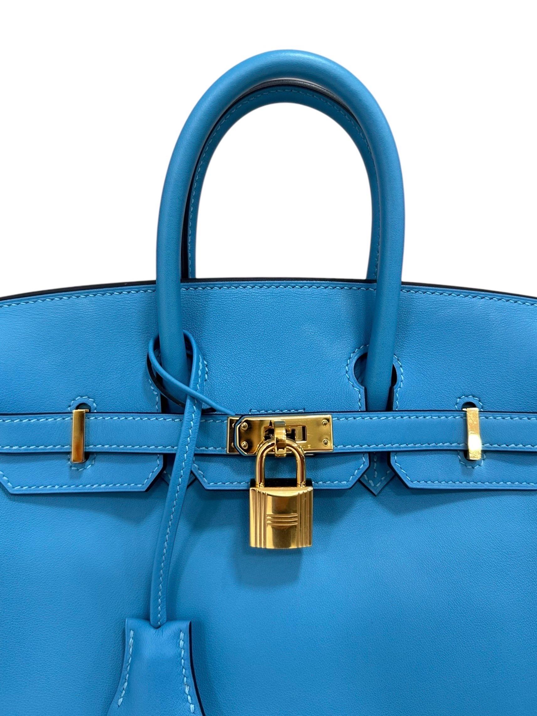 Borsa firmata Hermès, modello Birkin, misura 25, realizzata in pelle swift, liscia e morbida al tatto, colore Blue Izmir con hardware dorati. Dotata di una patta con chiusura a fascia orizzontale ad incastro, completa di clochette, lucchetto e