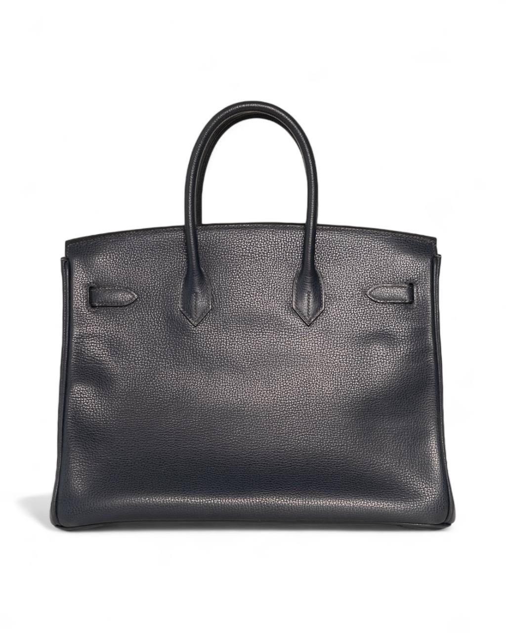 Borsa a mano firmata Hermès, modello Birkin Evergrain misura 35, realizzata in pelle Epsom colore Blue de Prusse con hardware argentati. Dotata della classica patta con chiusura ad incastro con fascia orizzontale, lucchetto e chiavi. Munita di