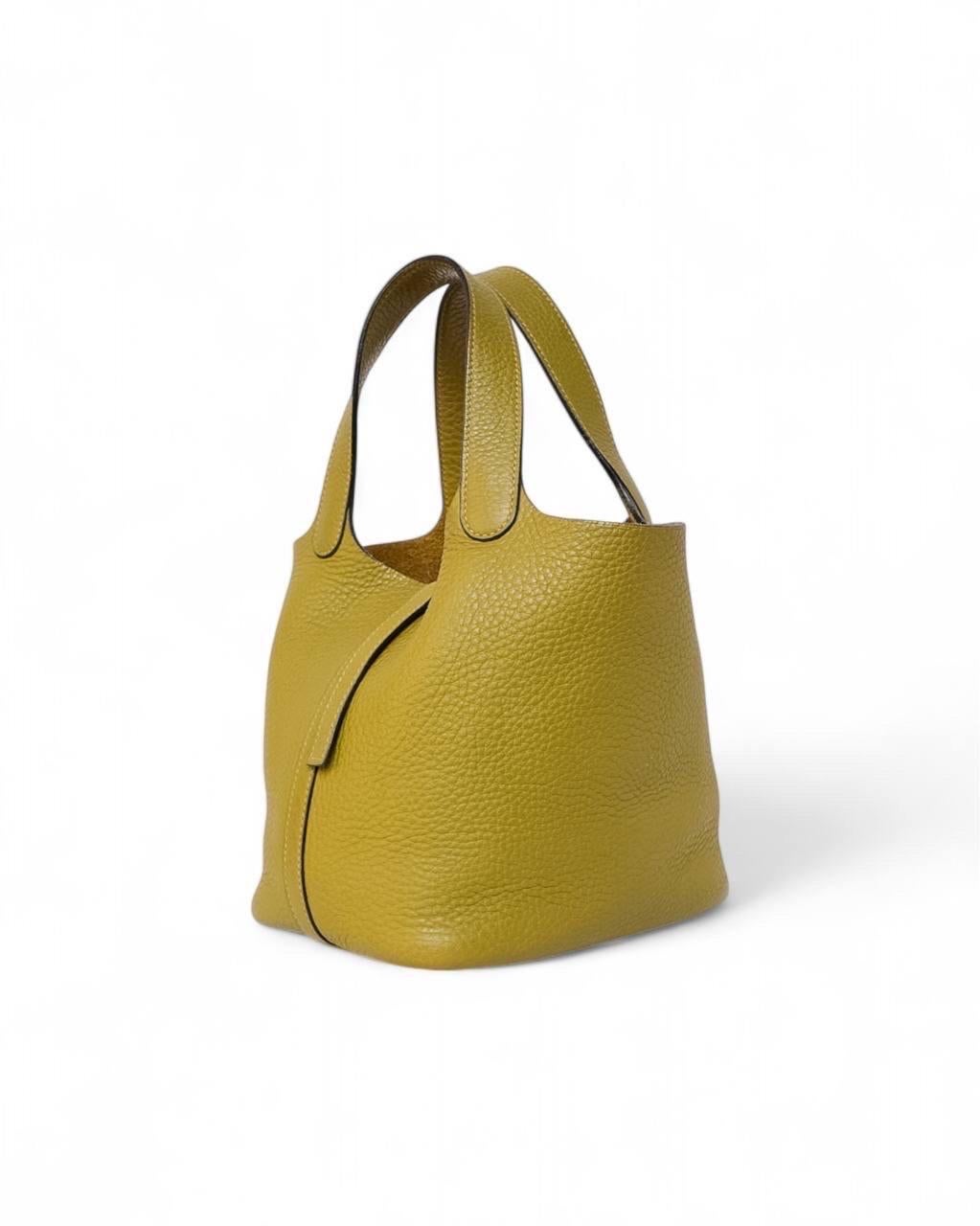 Borsa firmata Hermès, modello PELLE, misura 18, realizzata in morbida pelle Clemence con una finitura martellata al tatto. Cette borsa raffinée se distingue par sa couleur Vert Anis, agrémentée de ferrures argentées. Doté d'une grande ouverture avec
